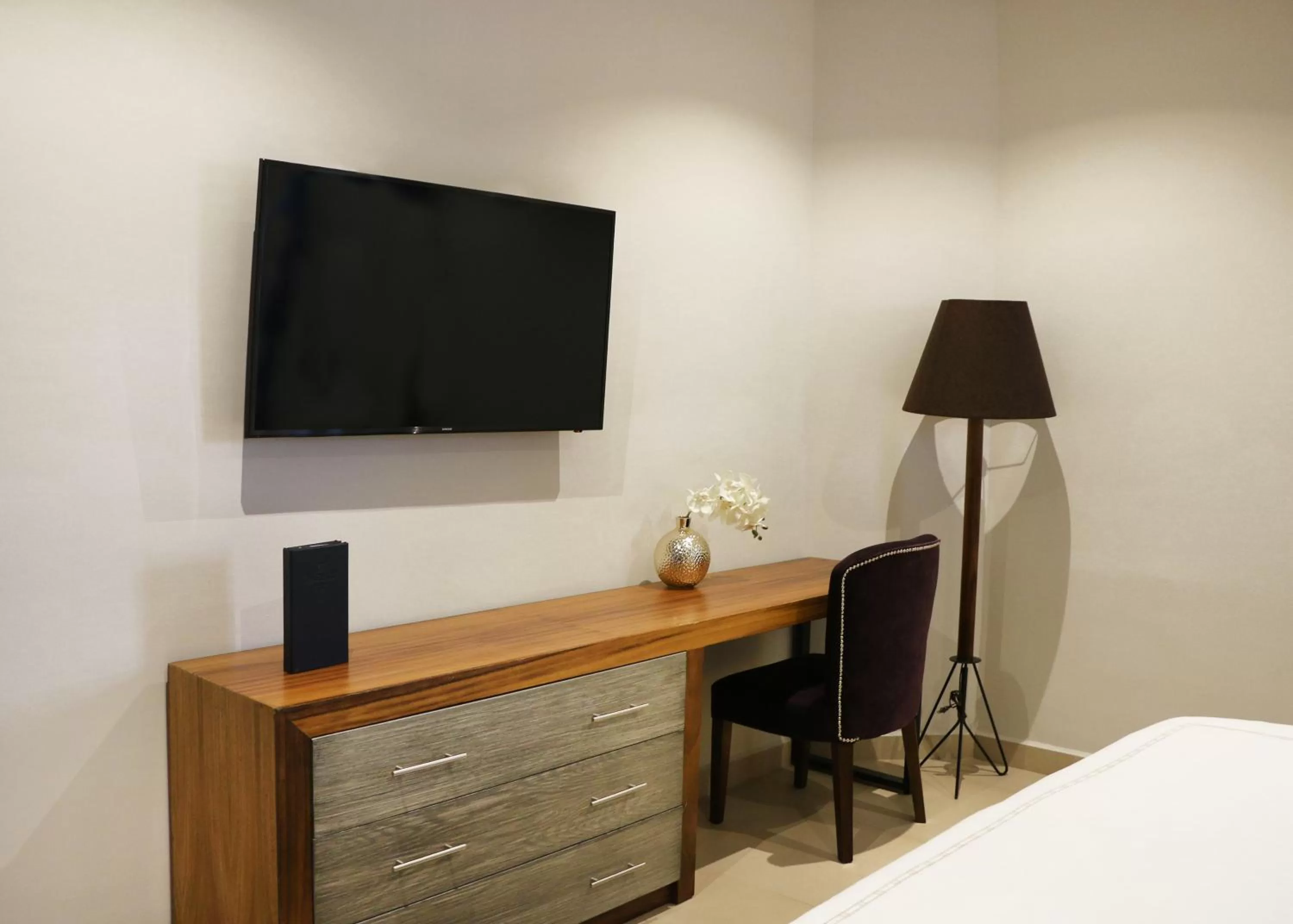 TV and multimedia, Bed in The Inn at Mazatlan