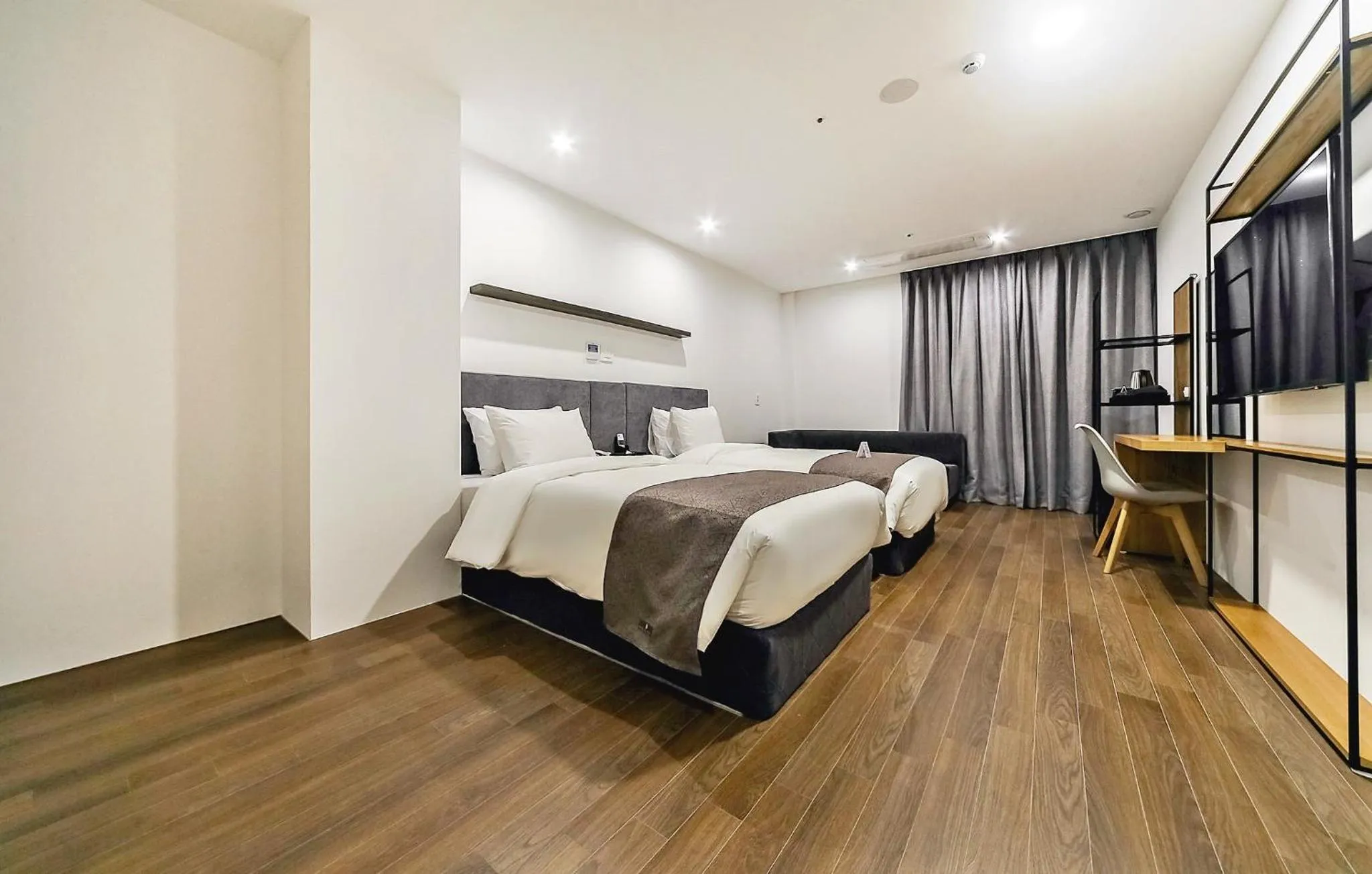 Bed in Hotel Noblestay