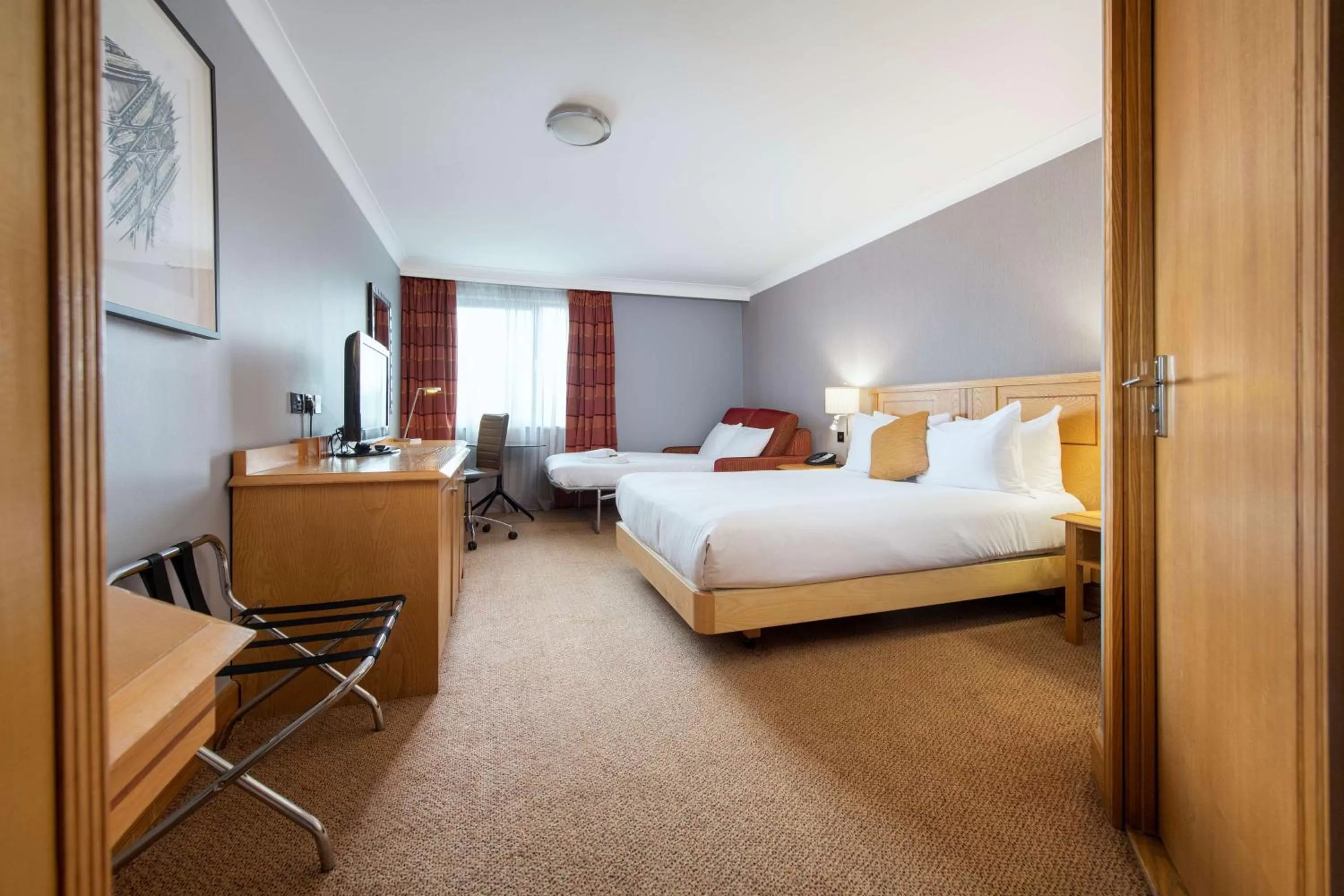 Bedroom, Bed in DoubleTree by Hilton Swindon Hotel