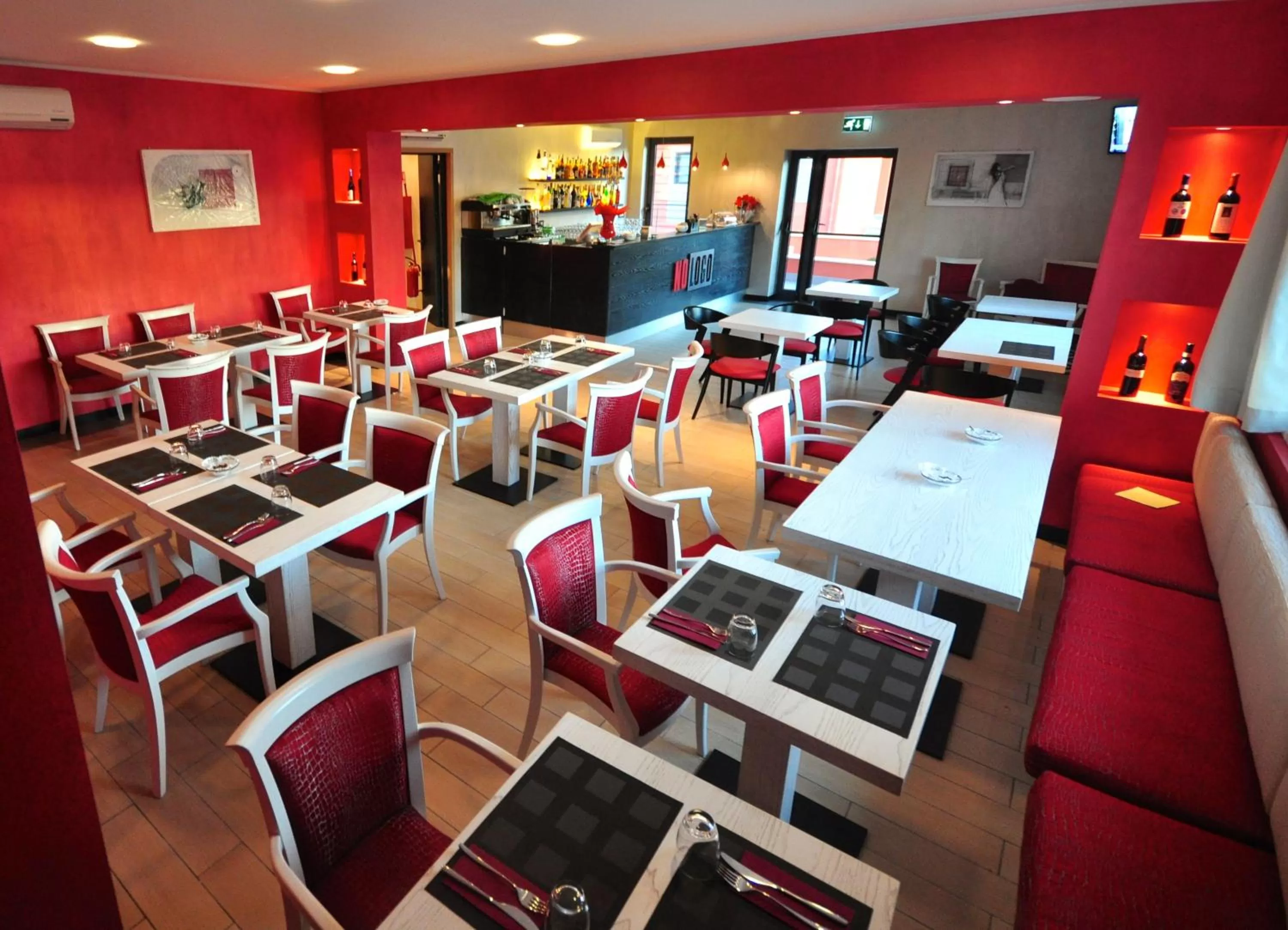 Restaurant/places to eat in Hotel 325 Tor Vergata