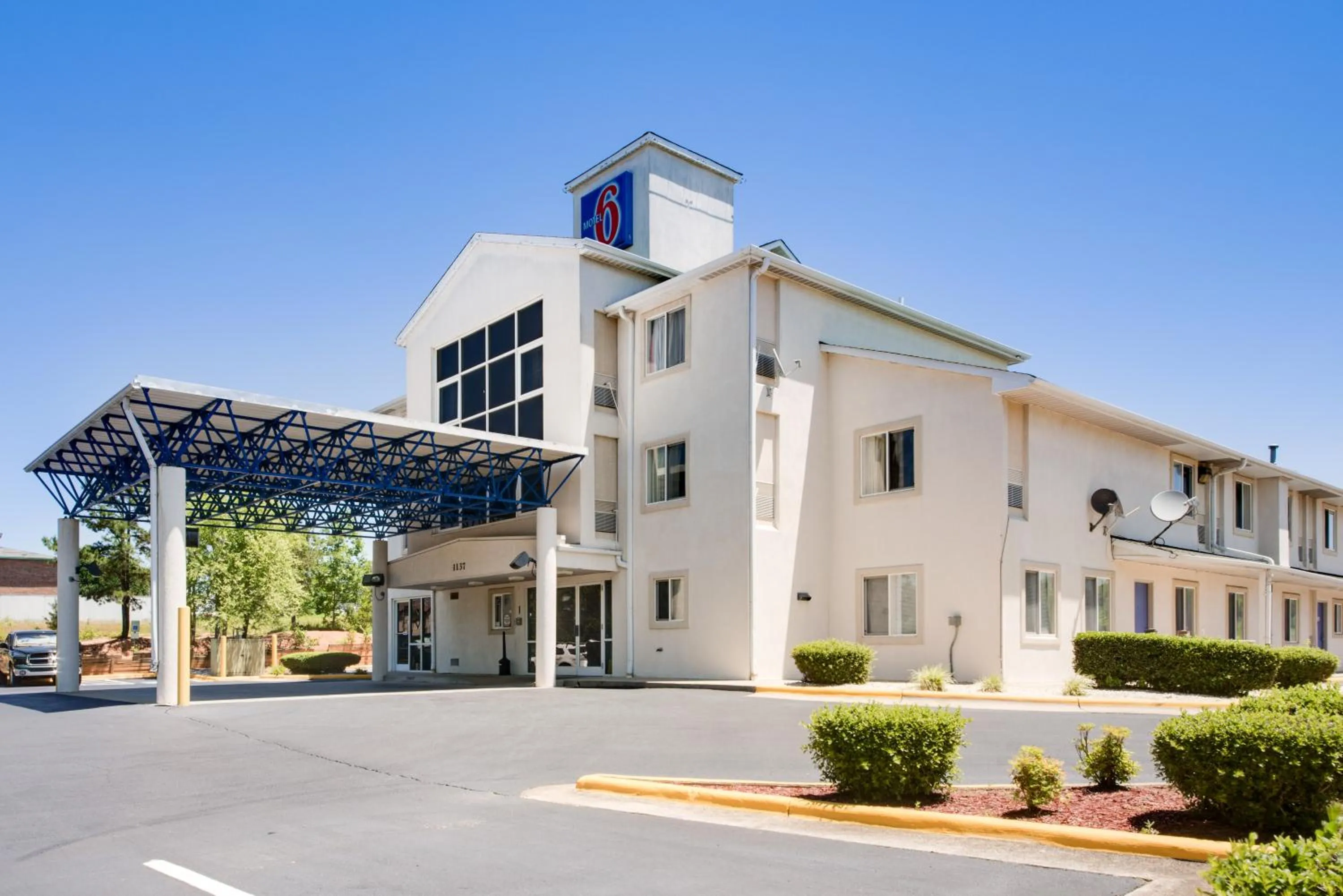 Facade/entrance in Motel 6-Statesville, NC