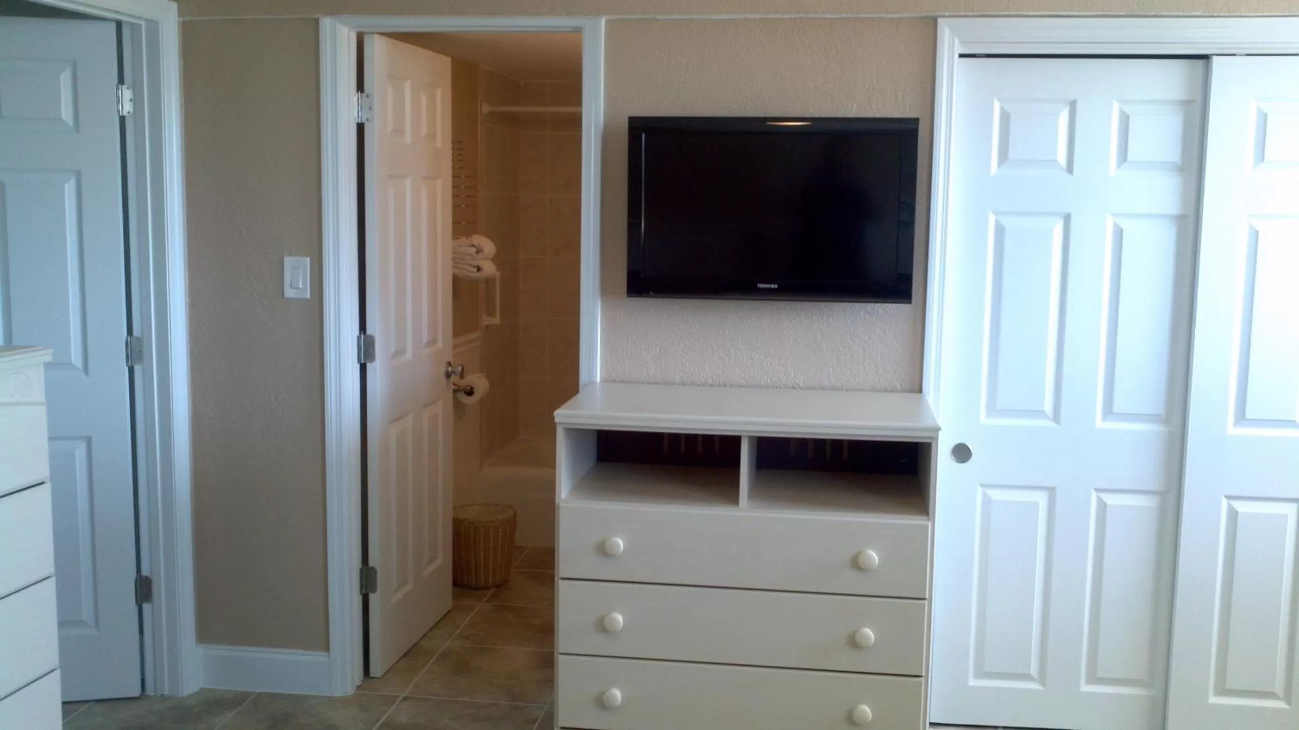 TV and multimedia, TV/Entertainment Center in Daytona Beach Hawaiian Inn