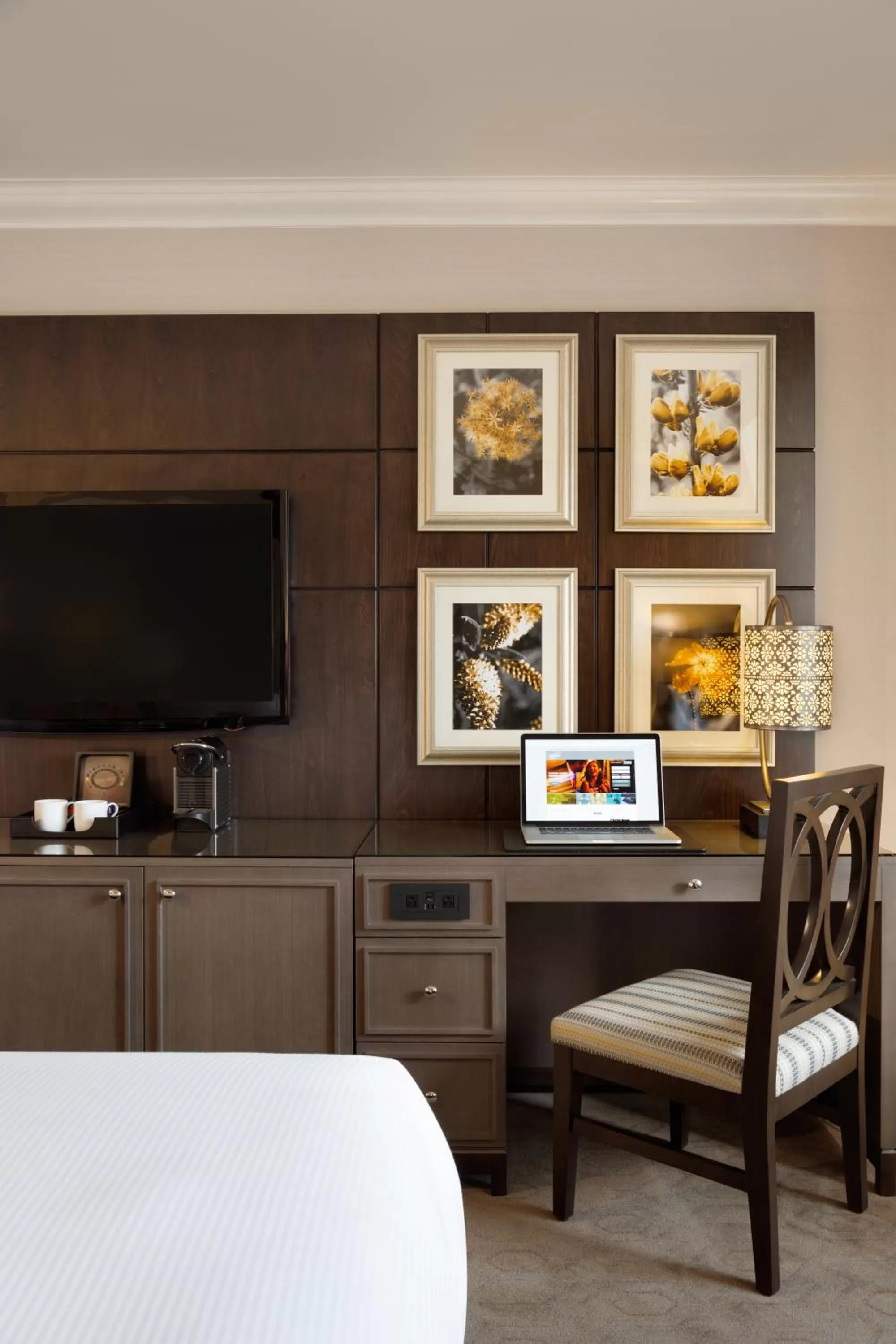 Photo of the whole room, Bed in Fairmont Château Lake Louise