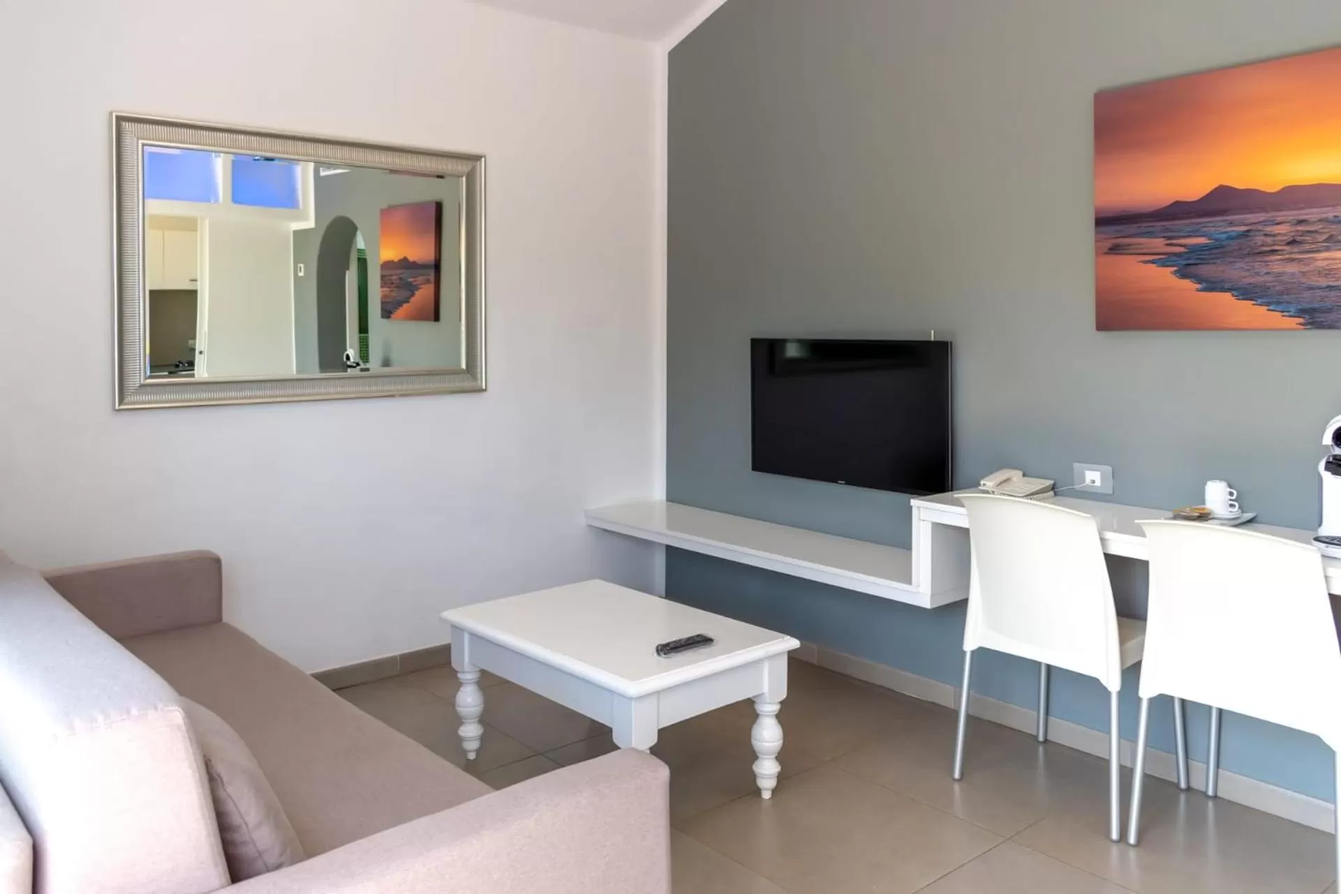 Communal lounge/ TV room in Hyde Park Lane