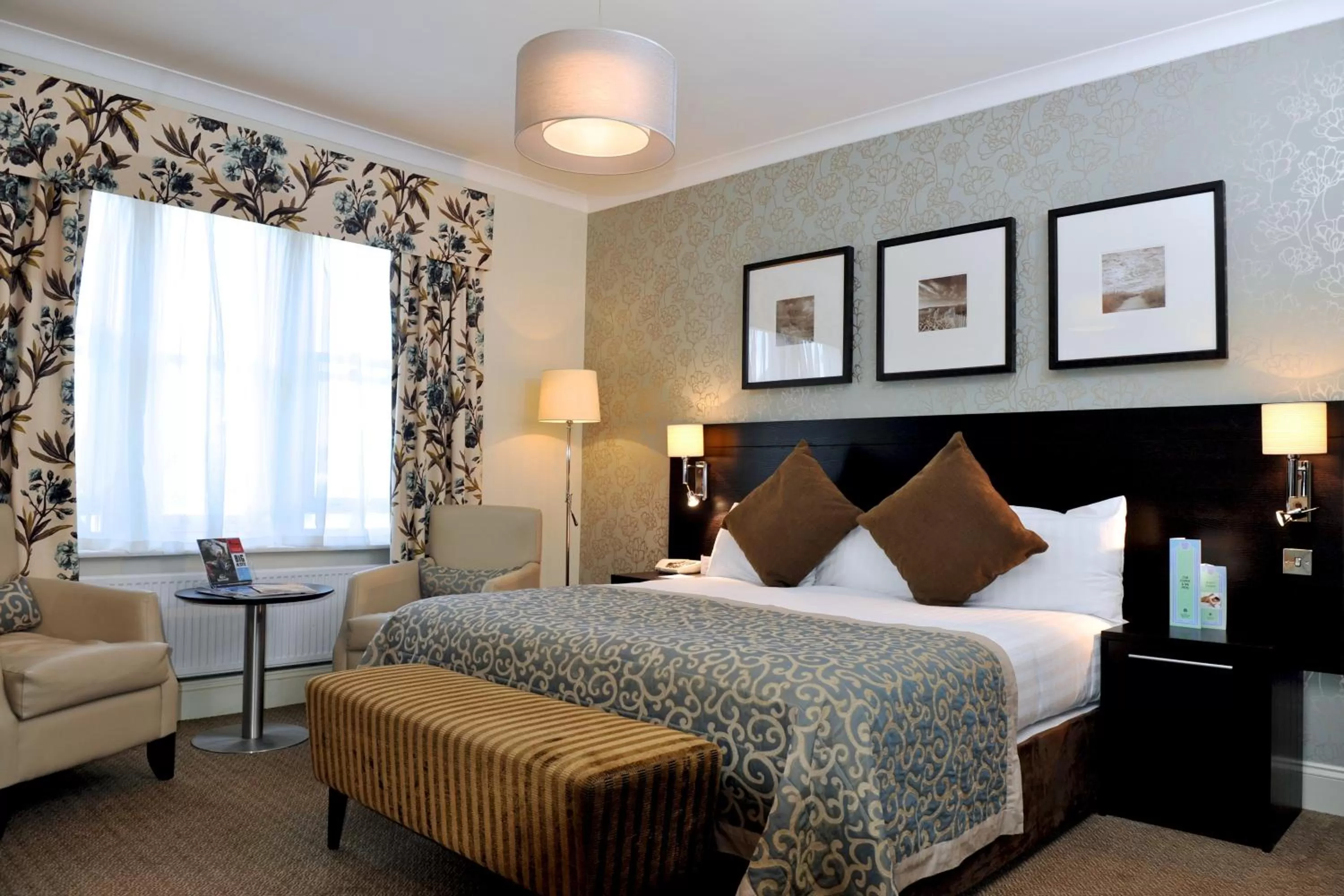 Photo of the whole room in Norfolk Royale Hotel