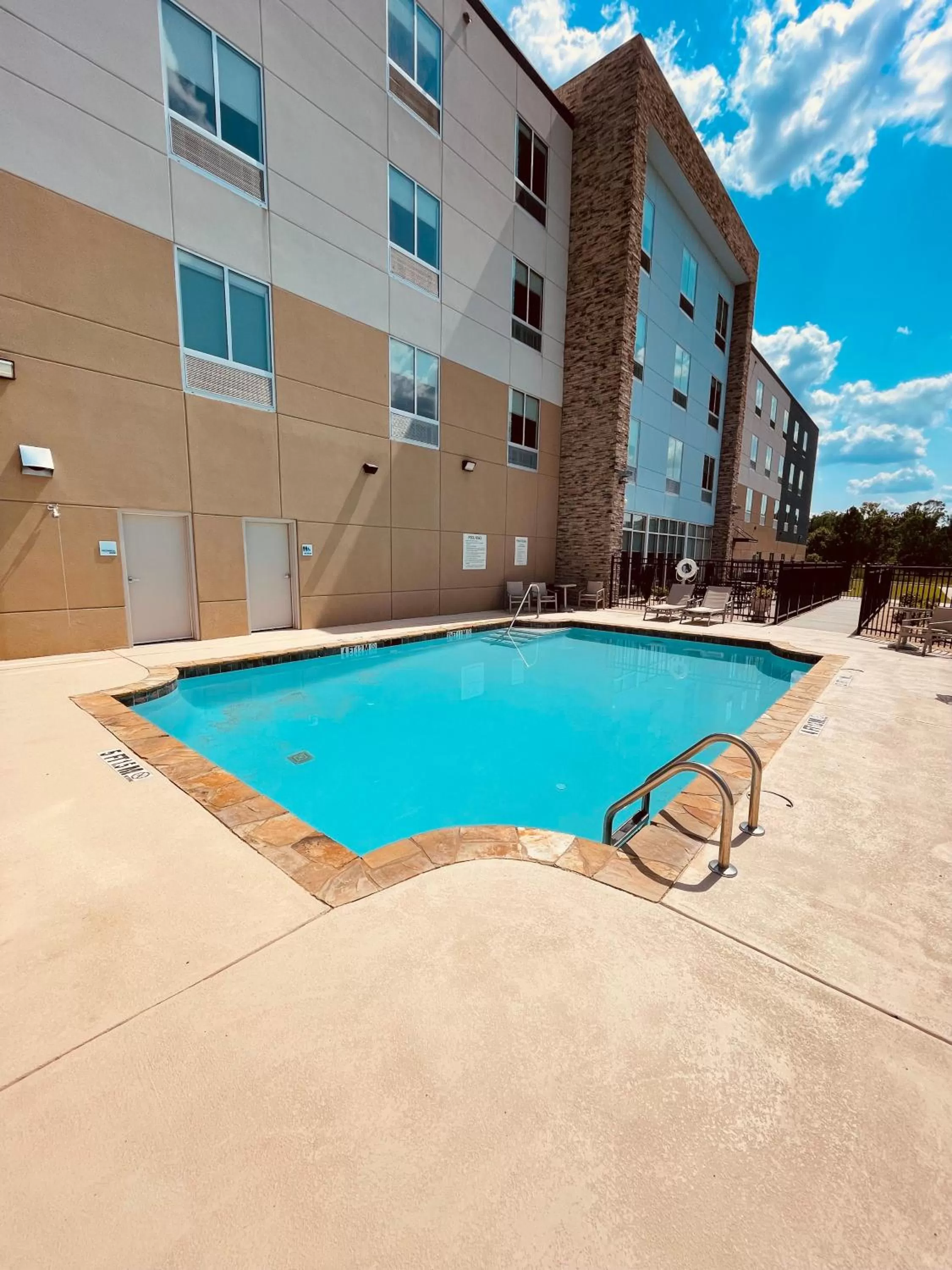 Swimming pool in Holiday Inn Express & Suites Macon North by IHG
