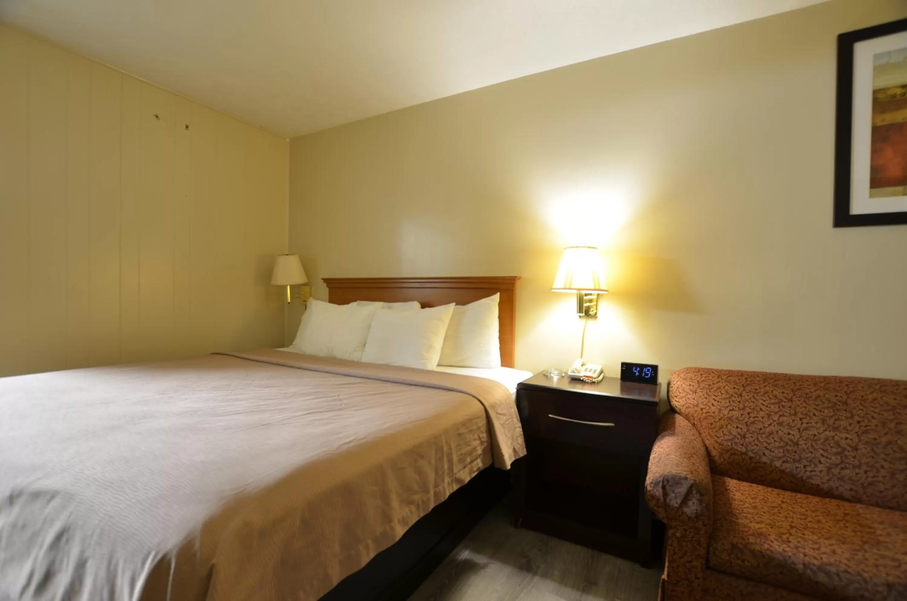 Bed in Travelowes Motel - Maggie Valley