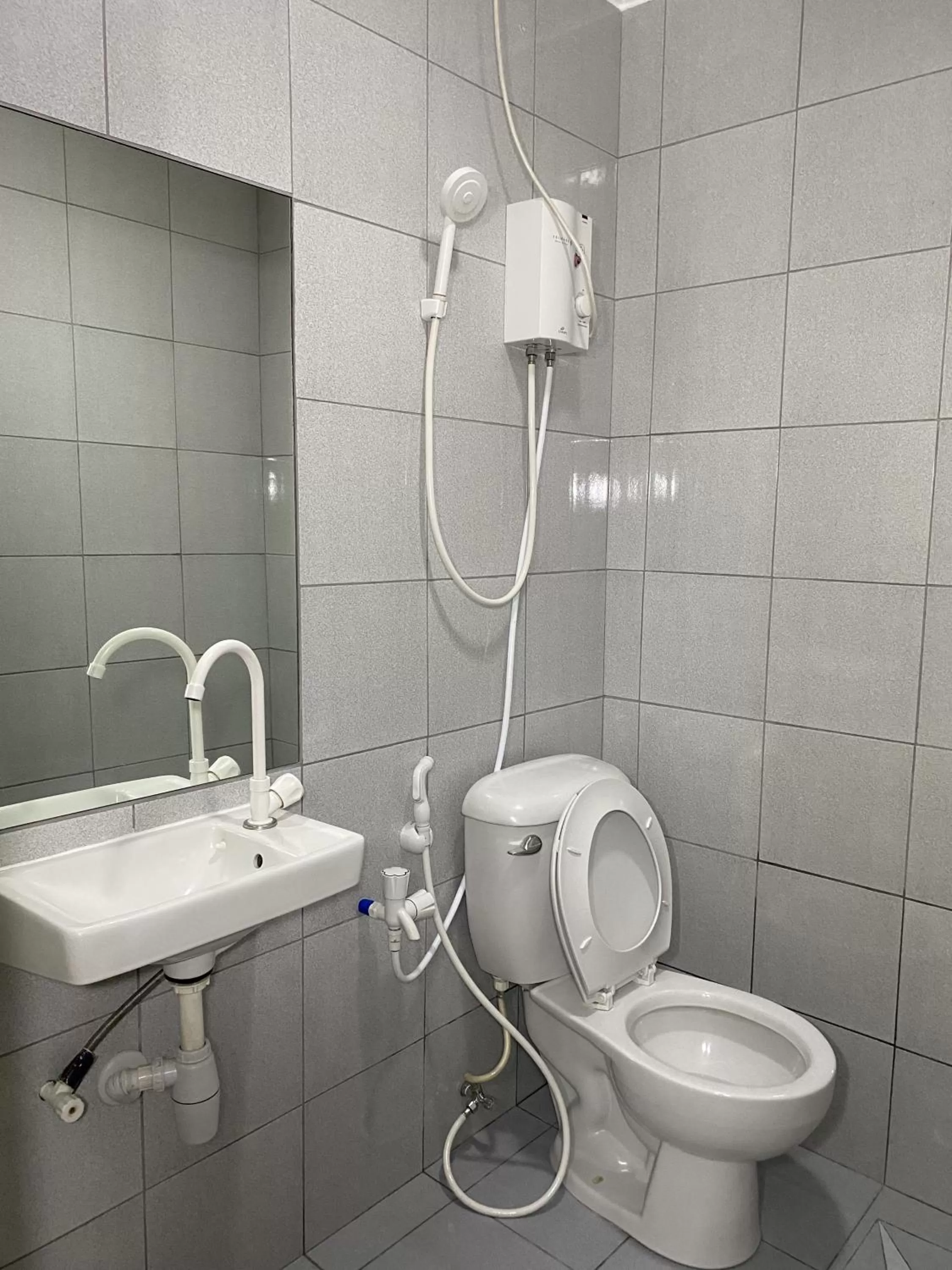 Shower in DG Budget Hotel Salem