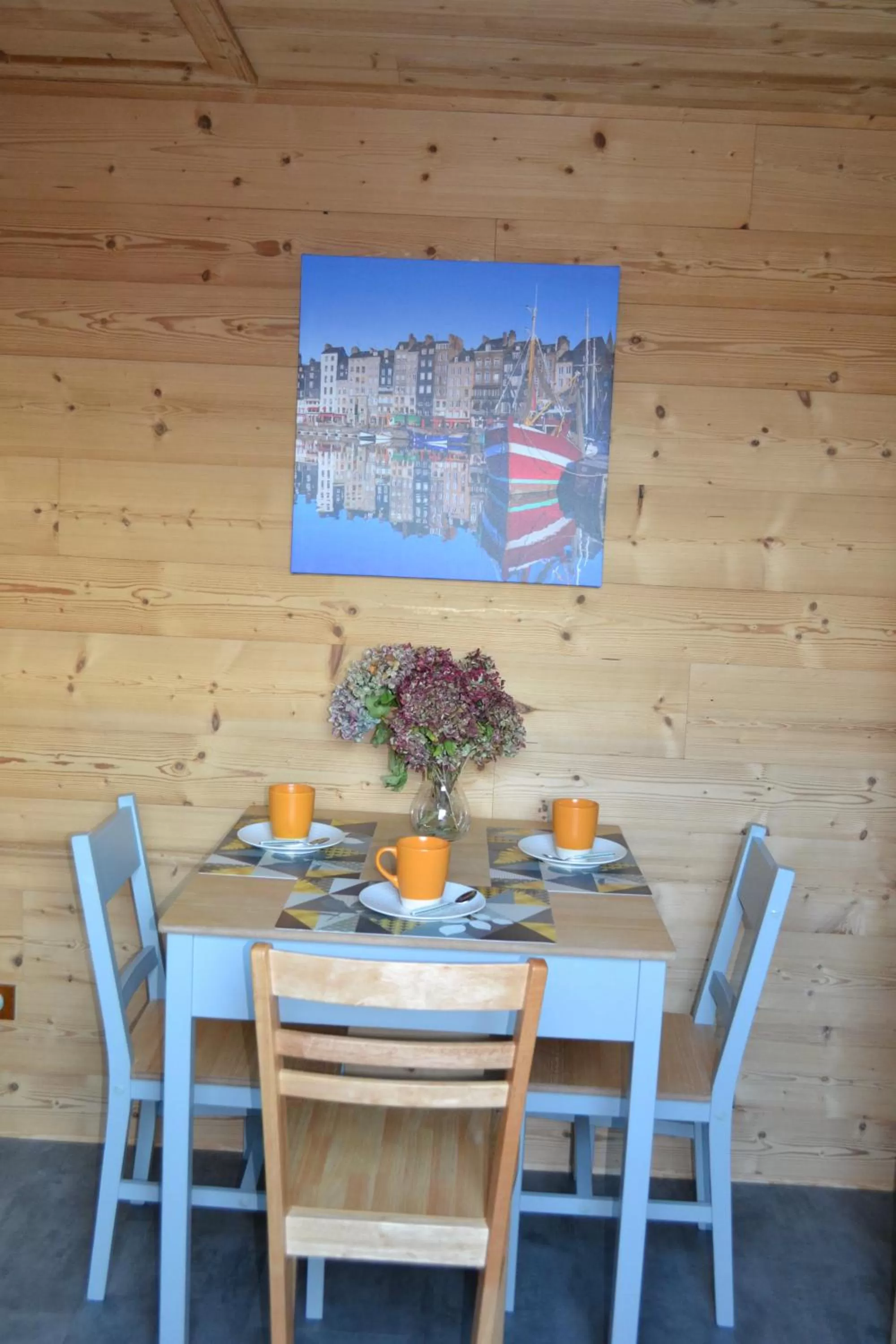 Dining area in Auge Horizon