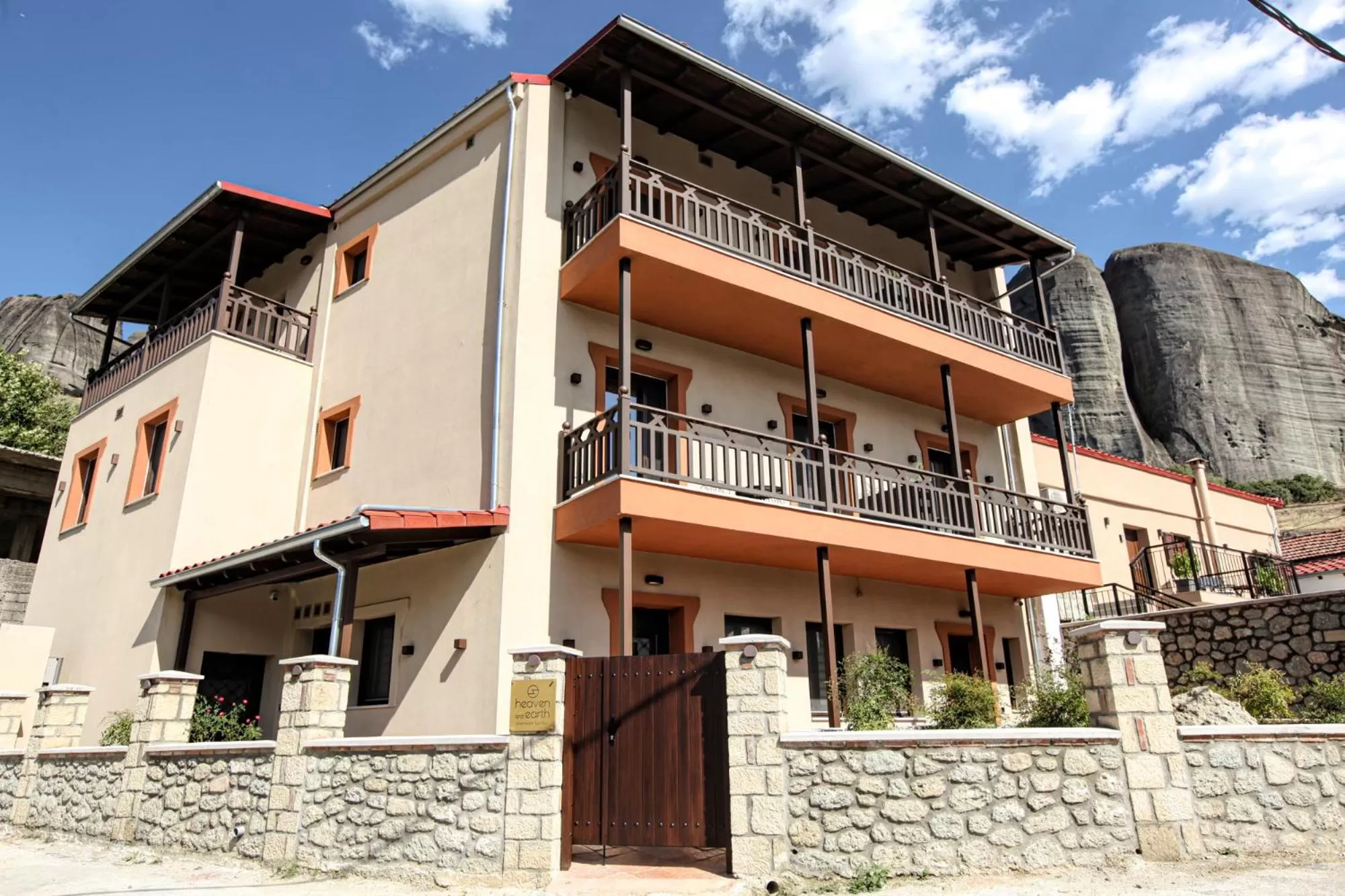 Property Building in Meteora Heaven and Earth Kastraki premium suites