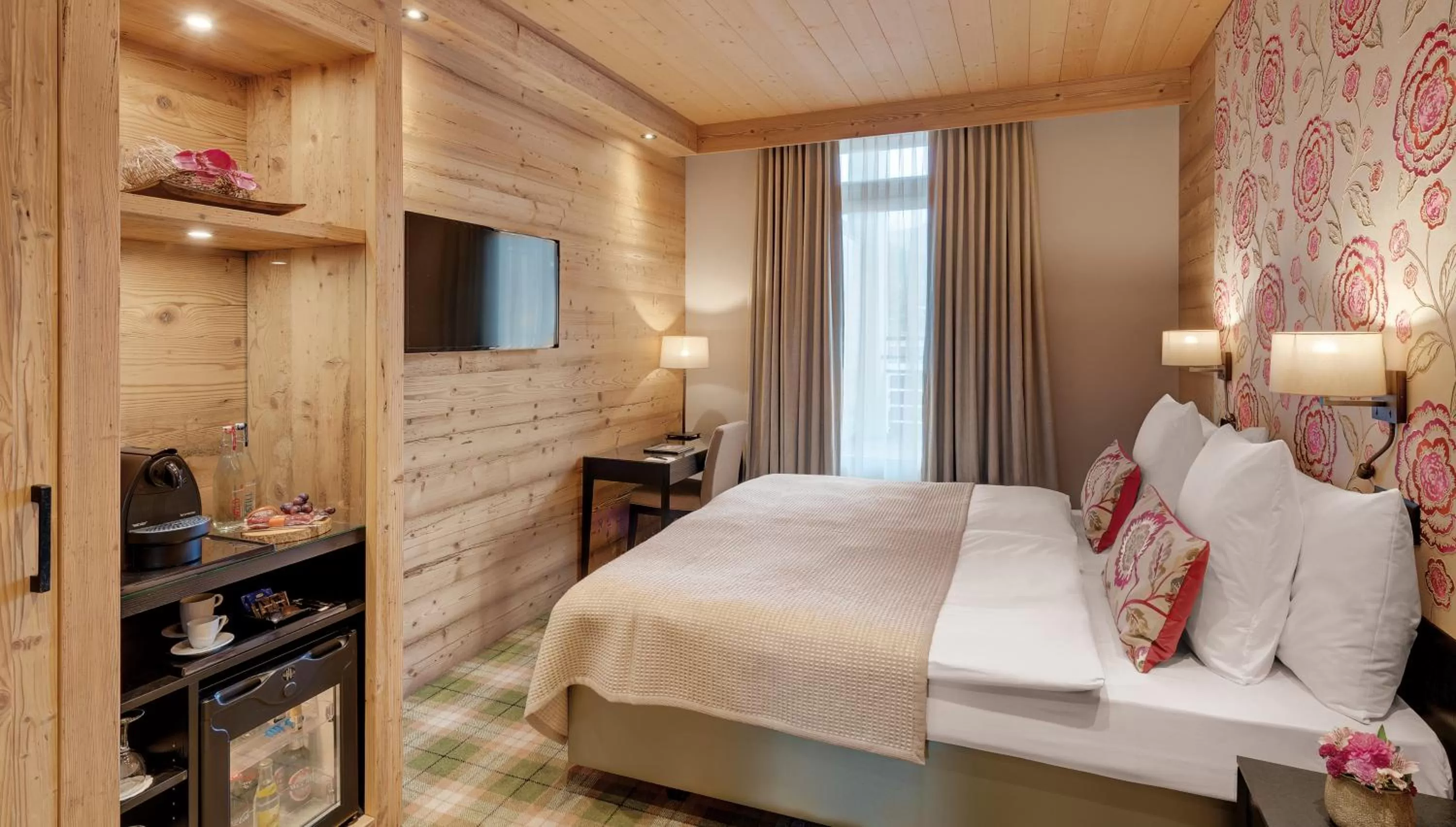 Photo of the whole room, Bed in Morosani Schweizerhof