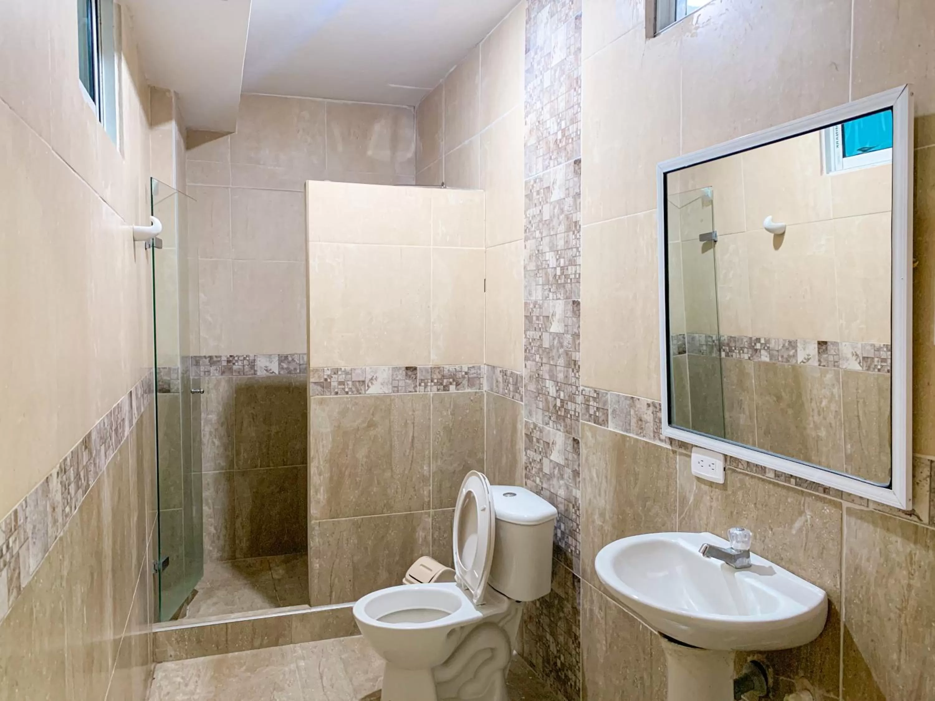 Toilet in Hotel Abi Inn By GEH Suites