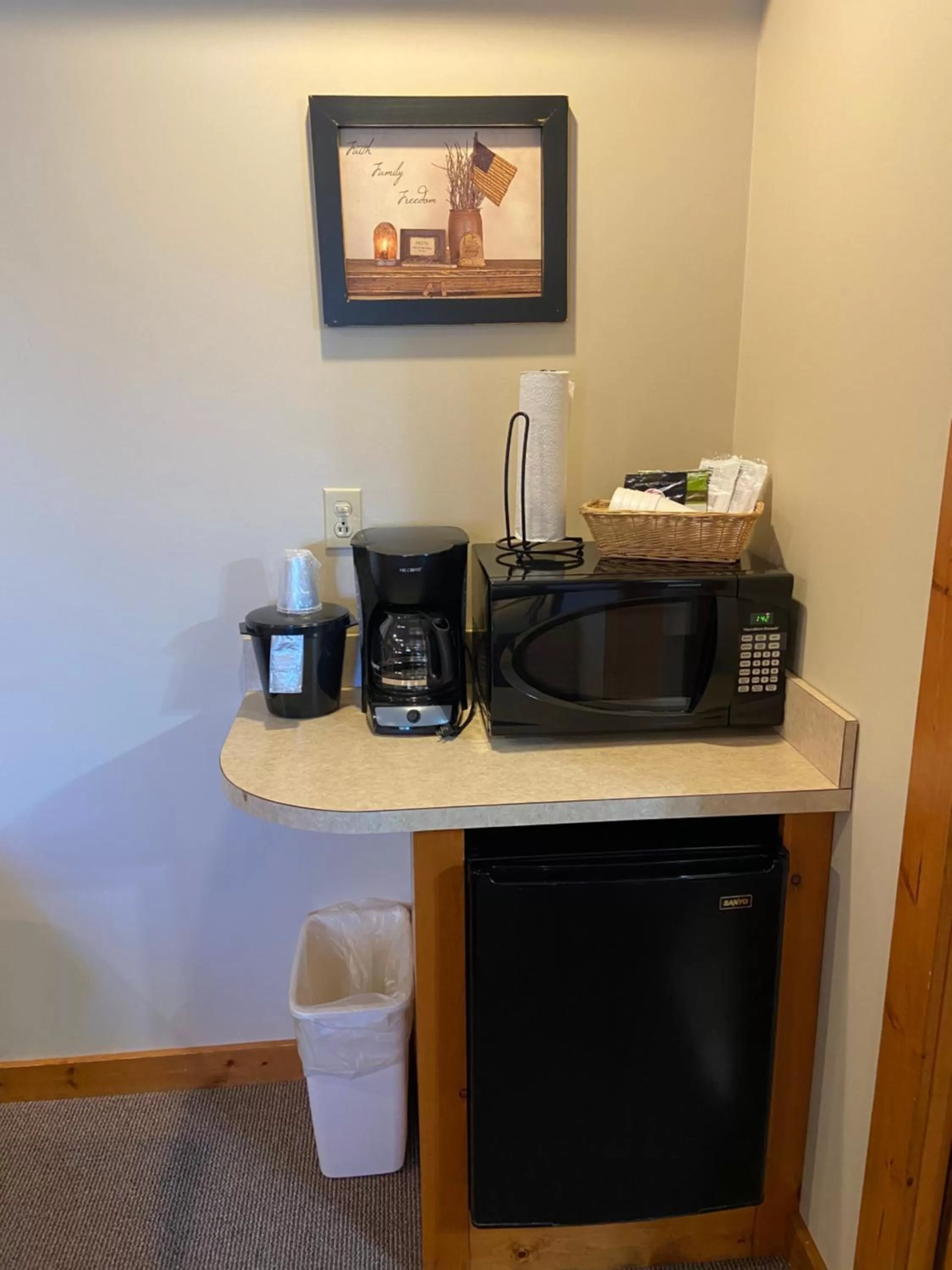 Coffee/tea facilities in The Garrett Inn