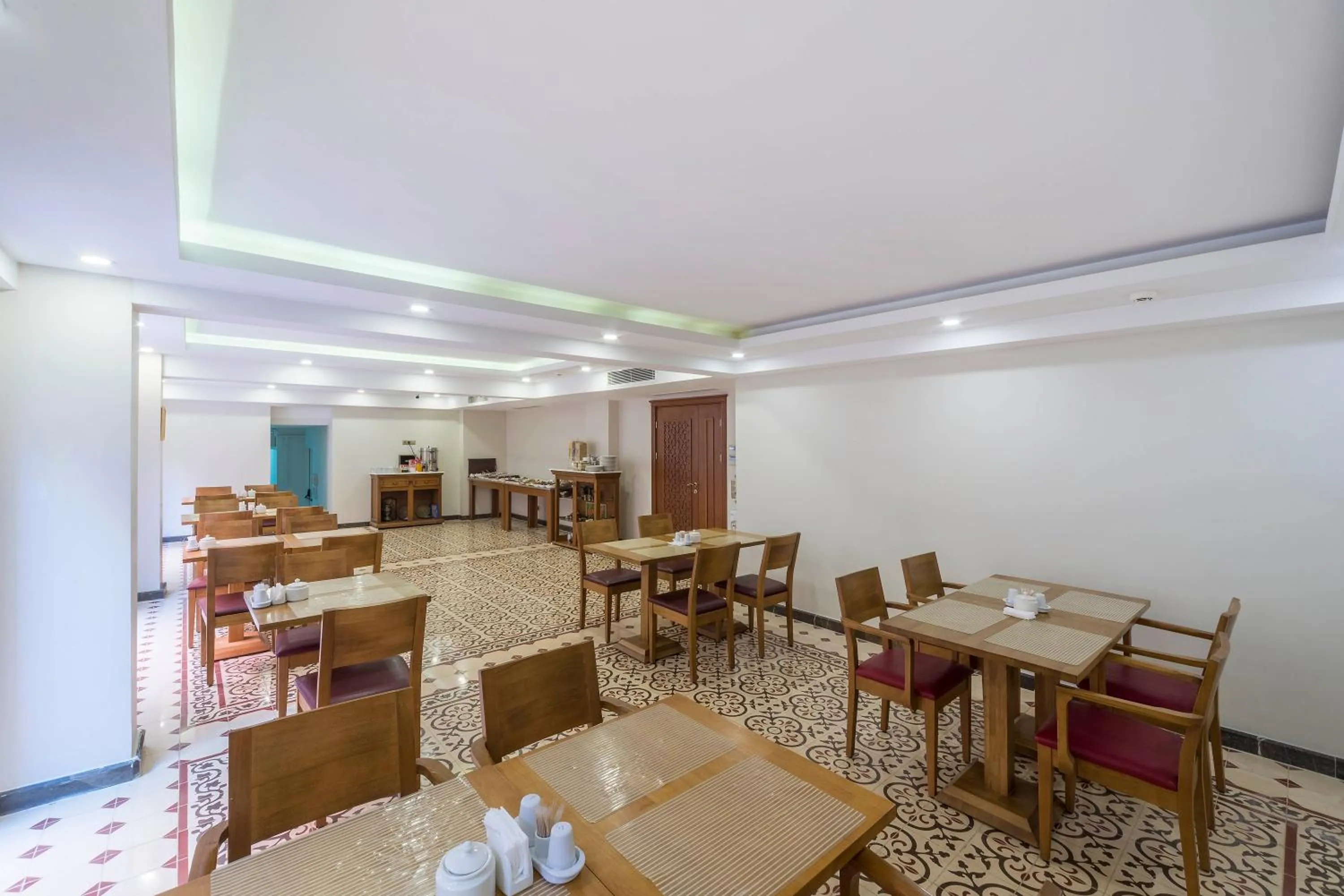 Restaurant/places to eat in Lalinn Hotel