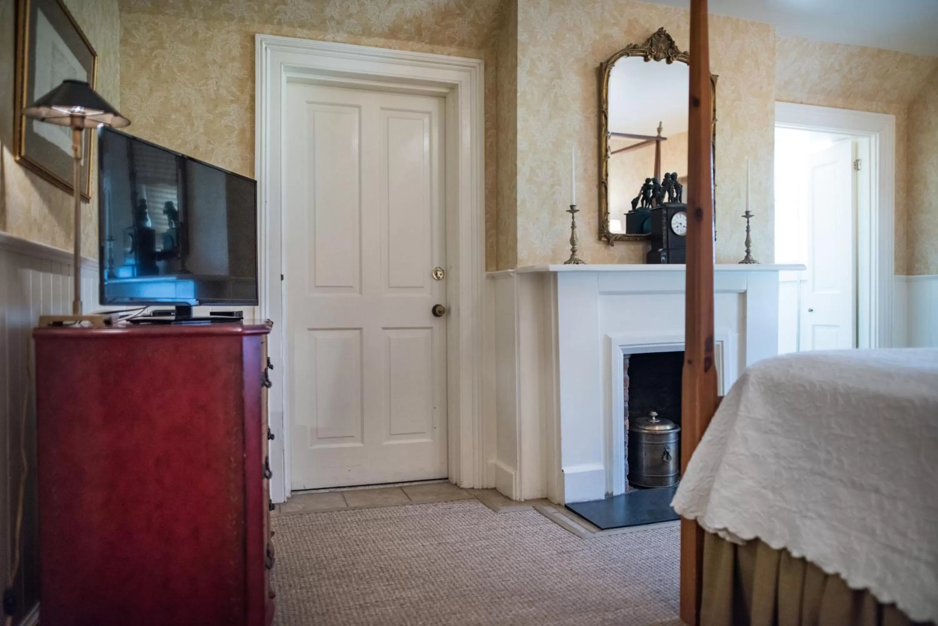 Queen Room - Nell's Room in Catherine Ward House Inn