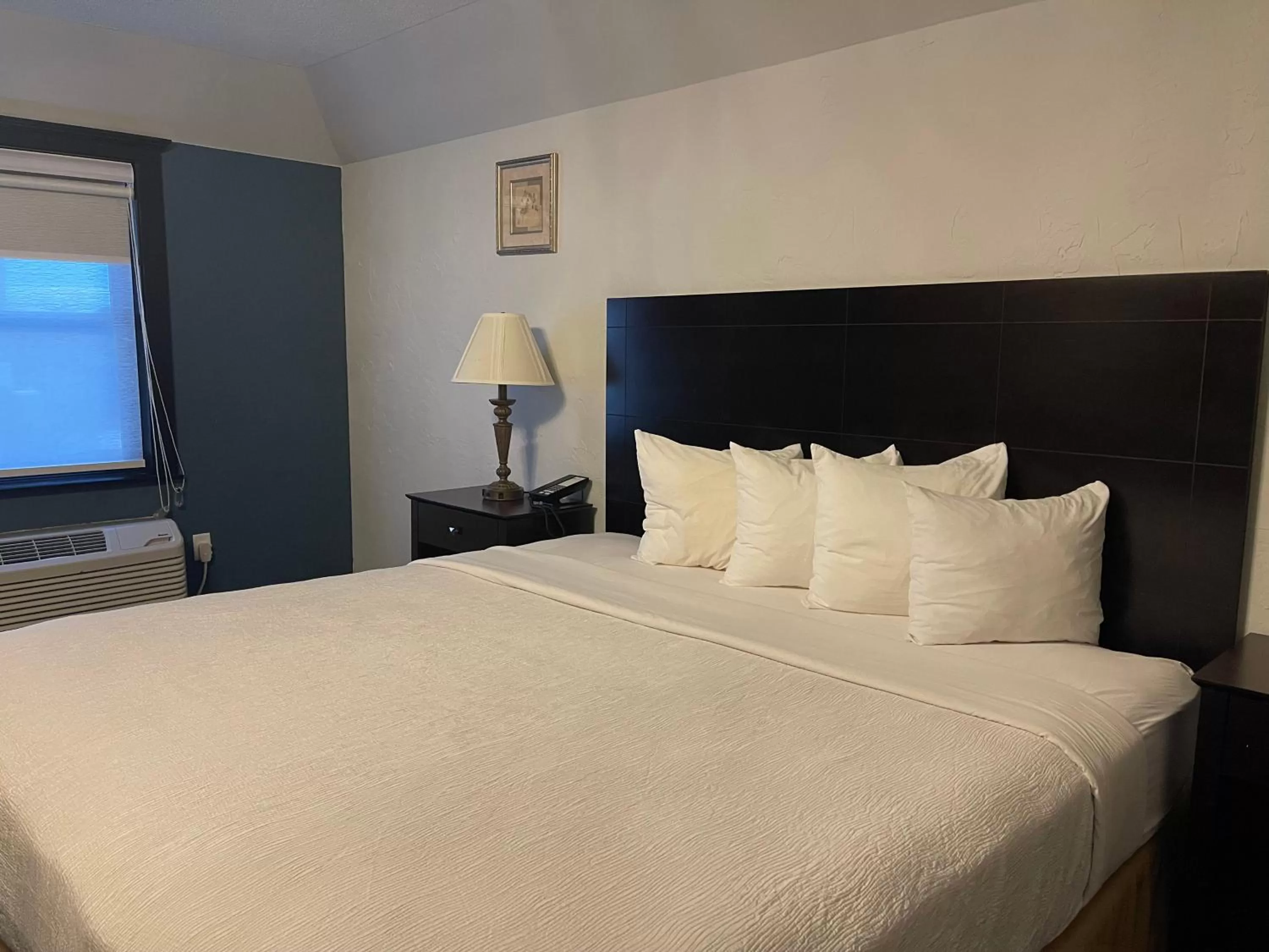 Bed in Chateau Hotel and Conference Center