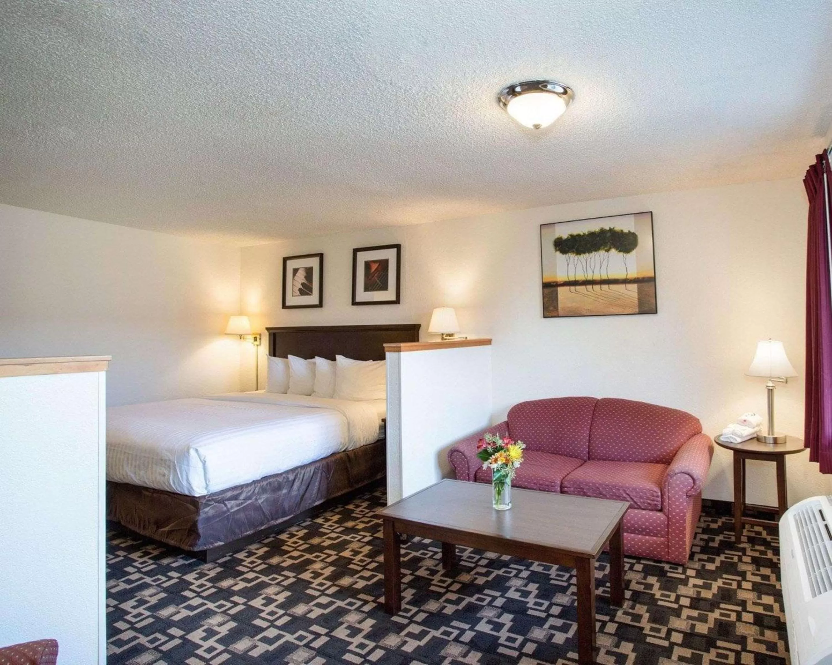 Photo of the whole room, Bed in MorningGlory Inn & Suites