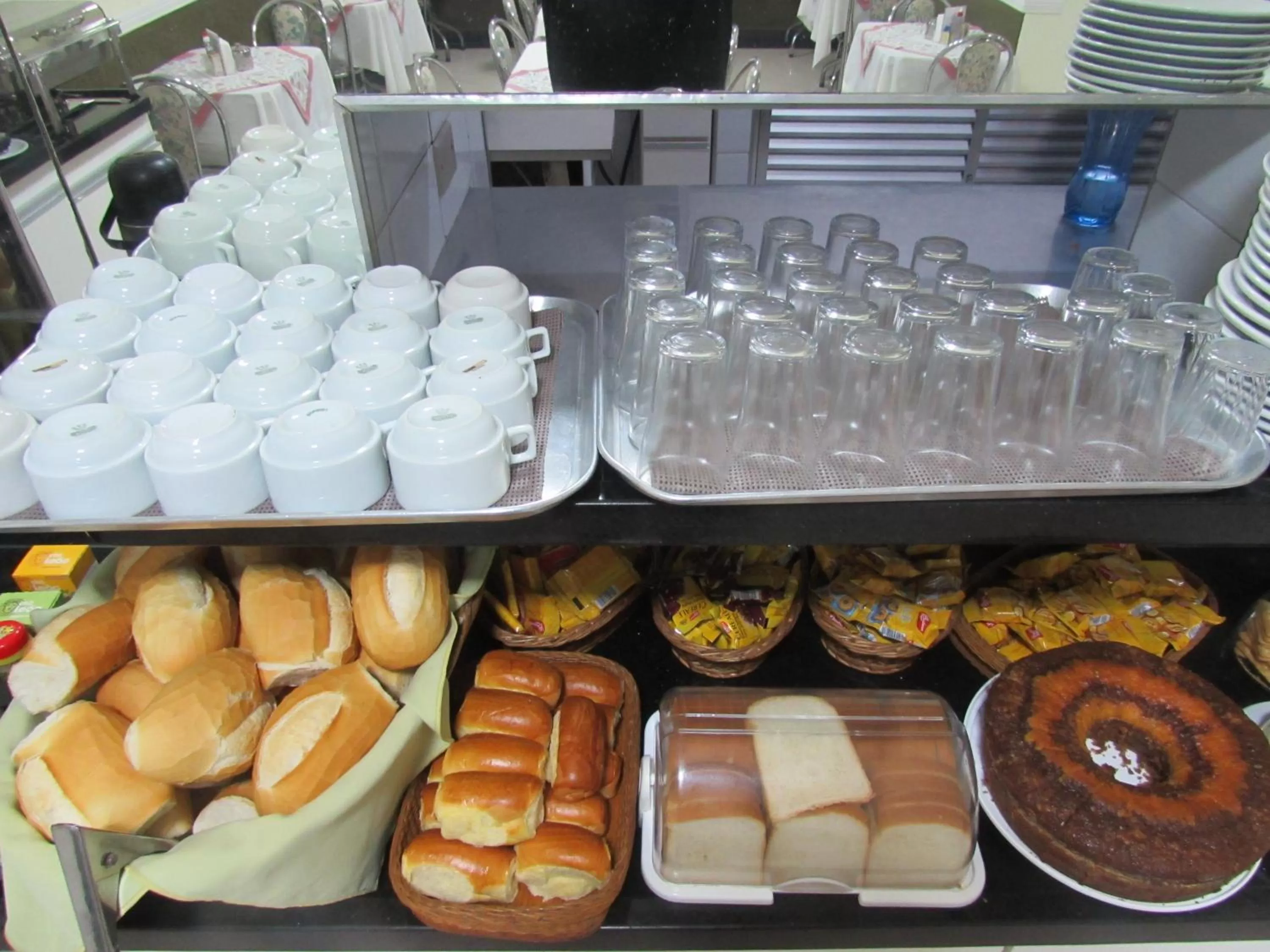 Food in Hotel Monteneve a 2 minutos do Bom Retiro, a 8 minutos da 25 de Março a 100 metros da estação de trem para Aeroporto Internacional de Guarulhos