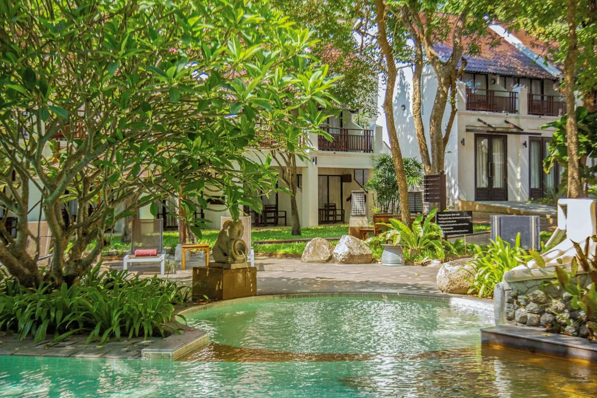 Swimming pool in Woodlands Hotel and Resort Pattaya