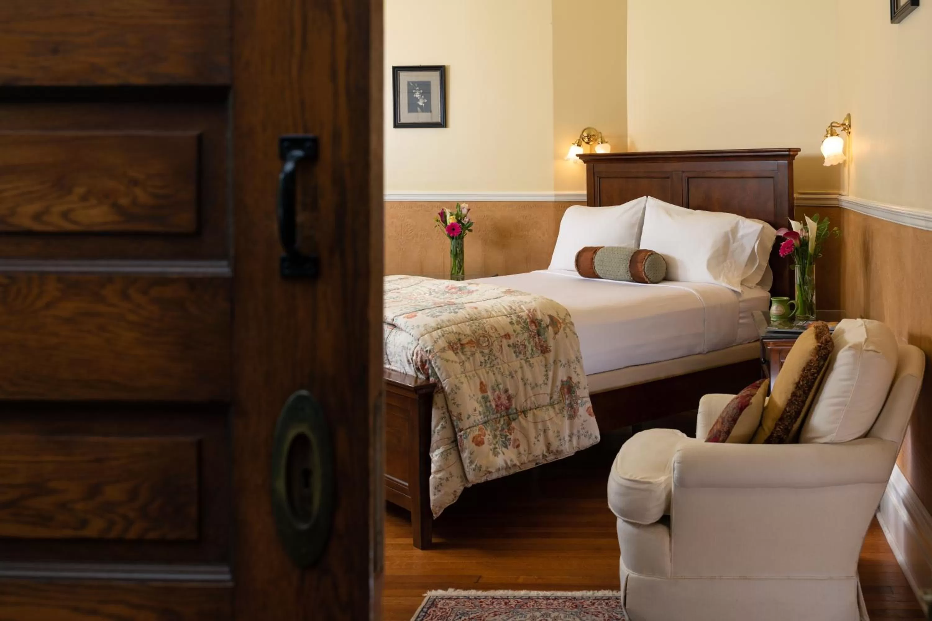 Bed in Albemarle Inn - Asheville