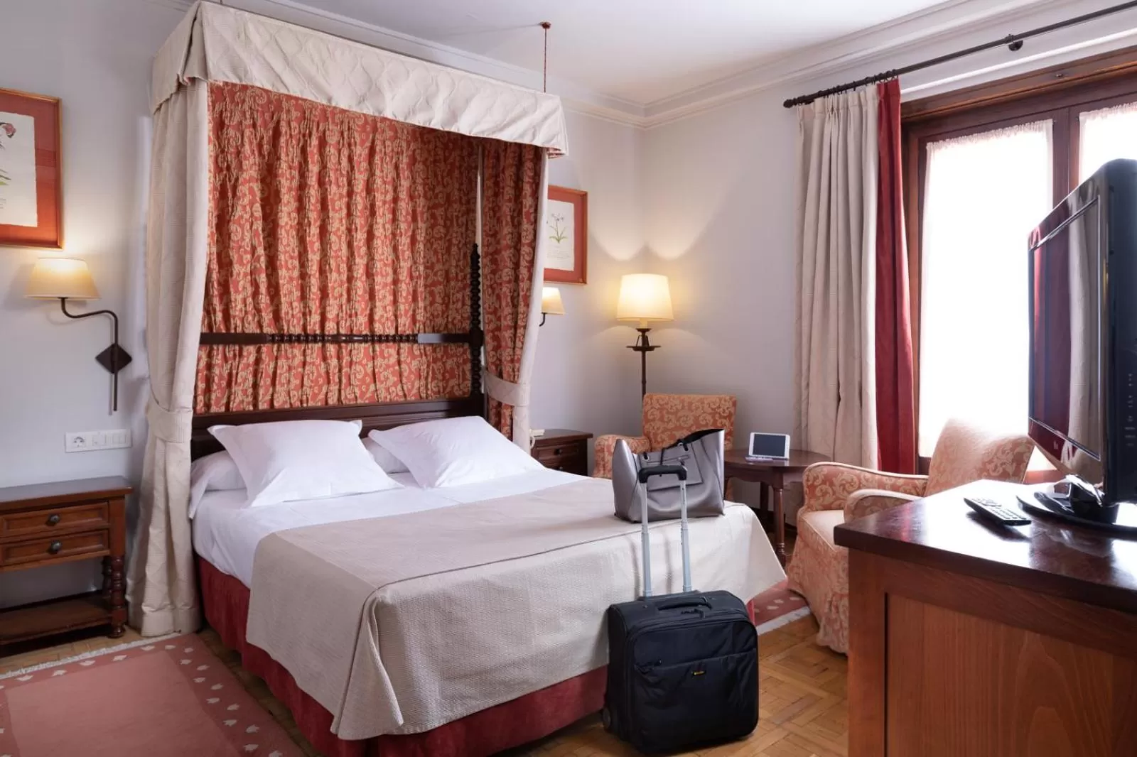 Photo of the whole room, Bed in Parador de Tordesillas