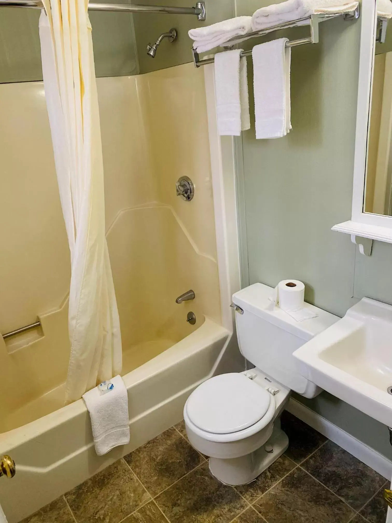 King Room - Non-Smoking in Travelodge by Wyndham Lincoln Near White Mountain King Room - Non-Smoking in Travelodge by Wyndham Lincoln Near White Mountain