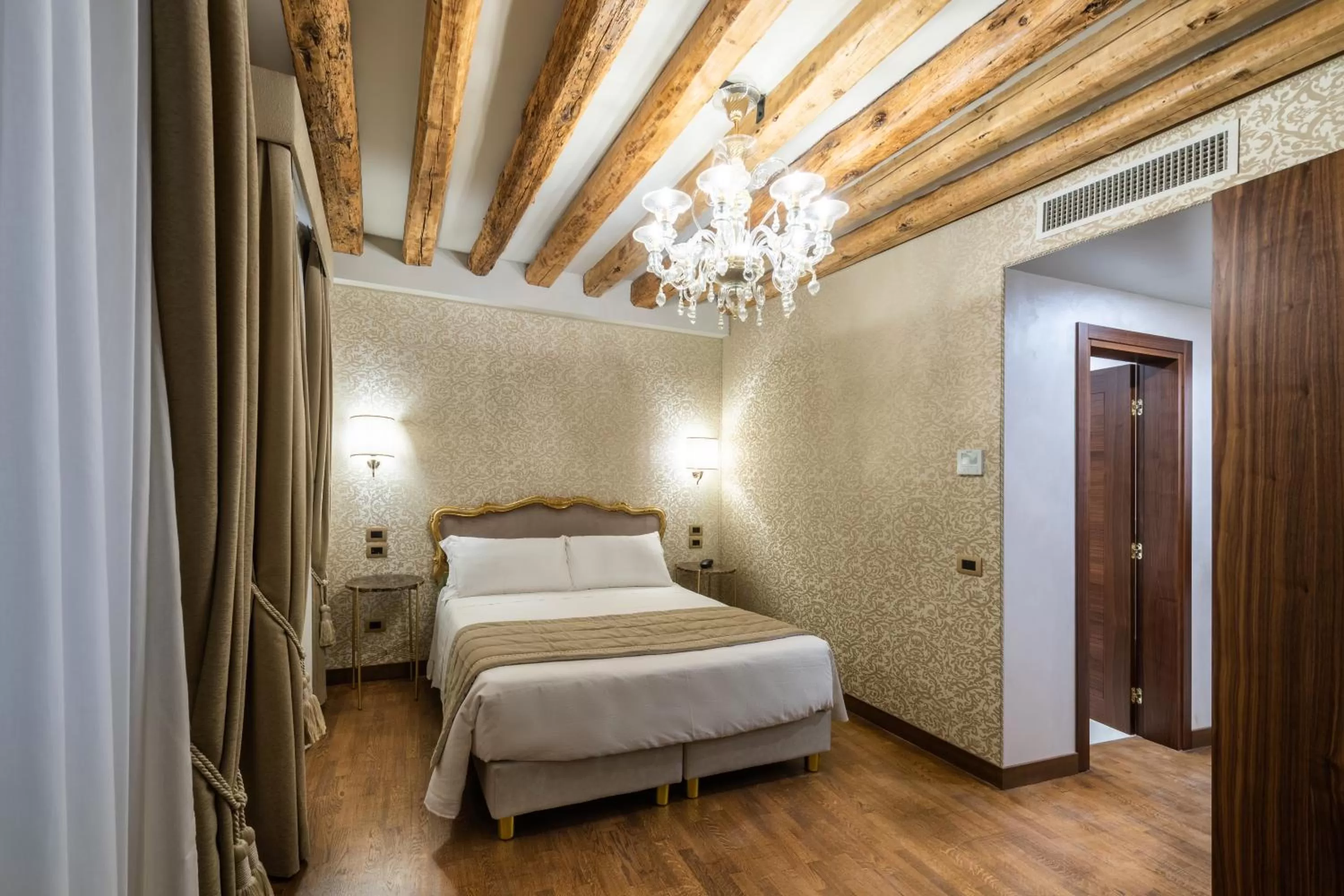 Photo of the whole room, Bed in Palazzo San Lorenzo