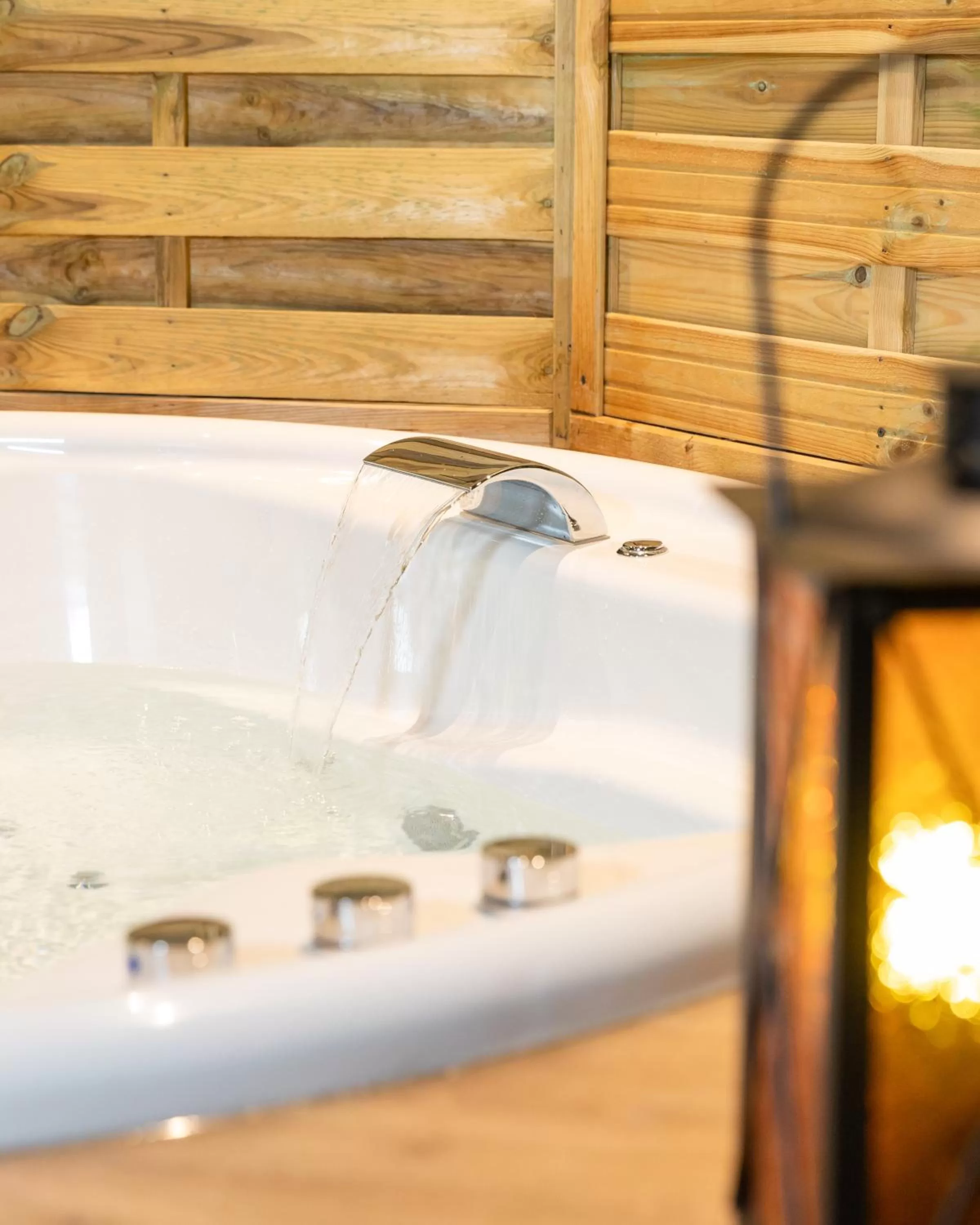 Hot Tub, Bathroom in LA SUITE SEPT LE BRAS DOR