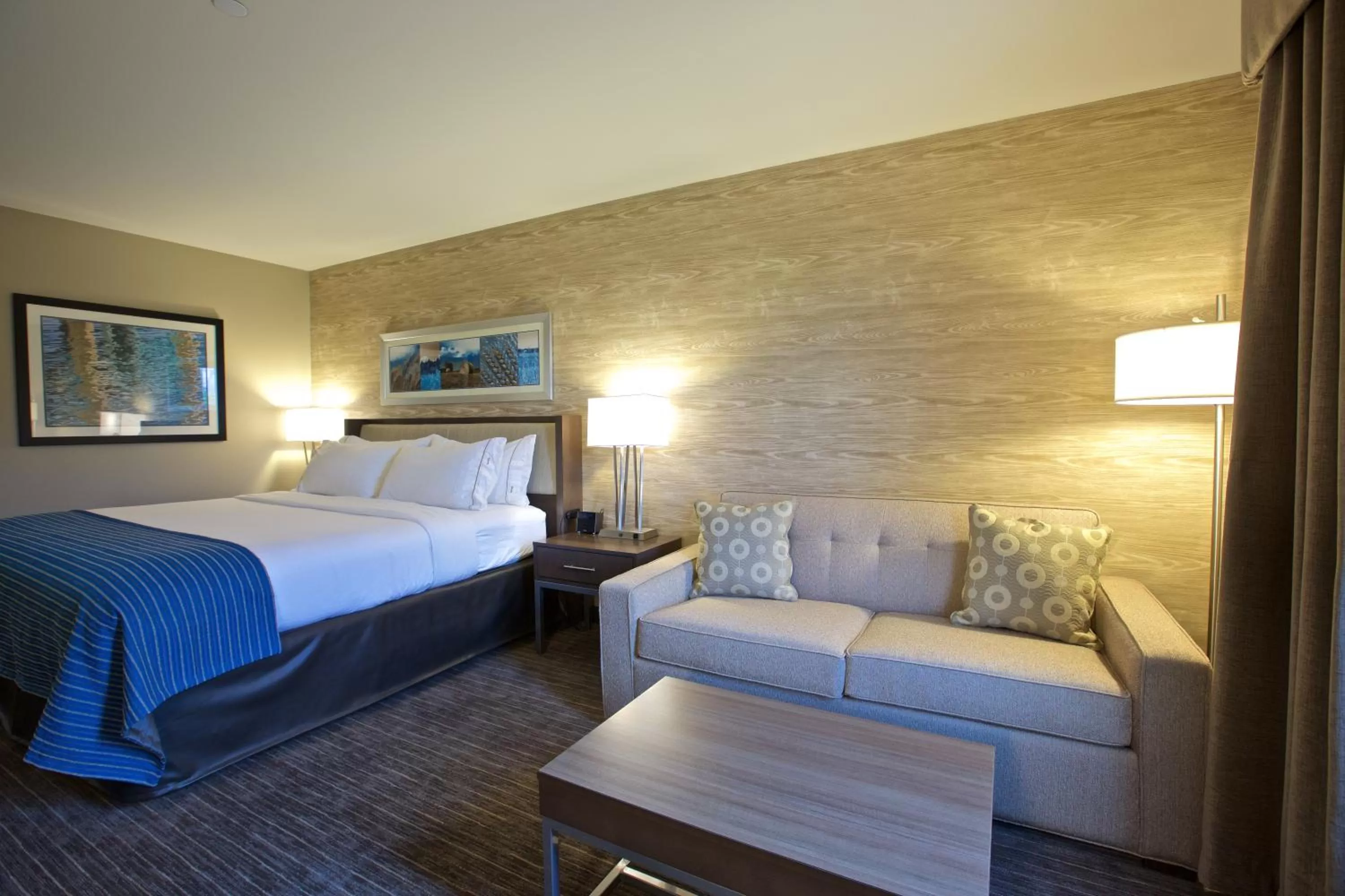 Photo of the whole room, Bed in Holiday Inn Express Fargo SW I94 Medical Center, an IHG Hotel