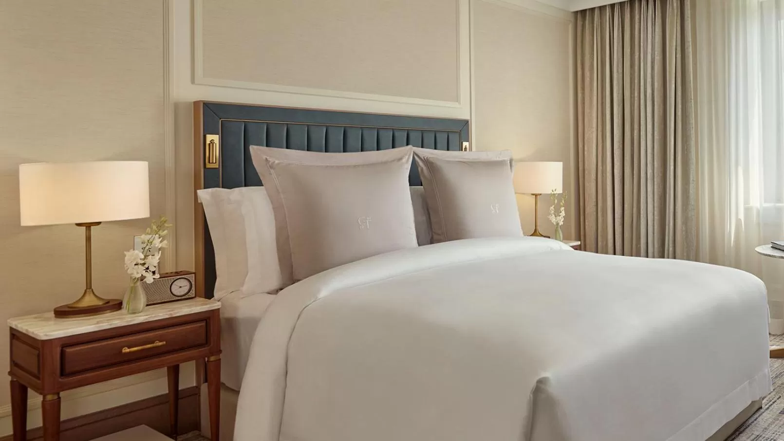 Bedroom, Bed in Jumeirah Carlton Tower London