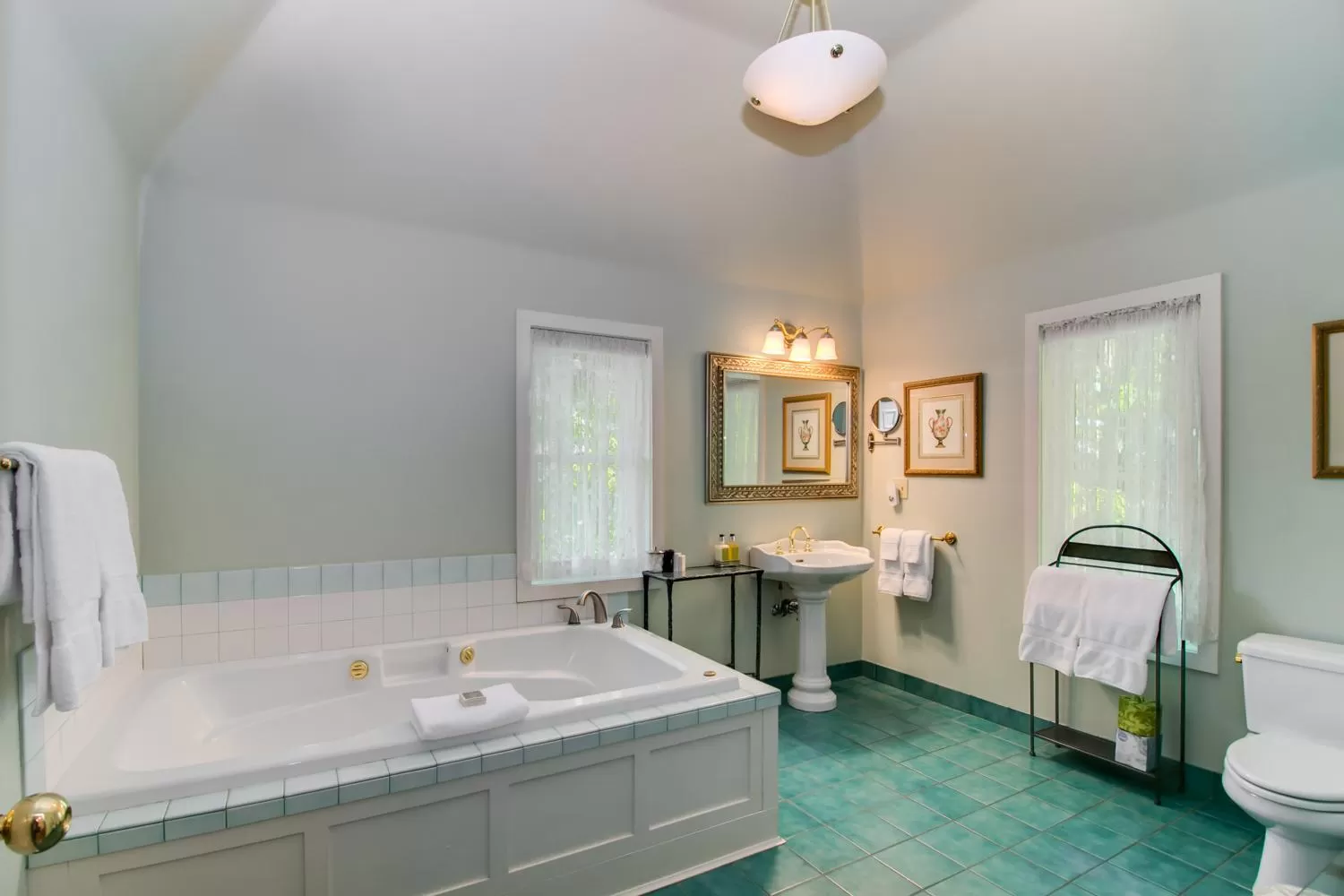 Bathroom in Winchester Inn