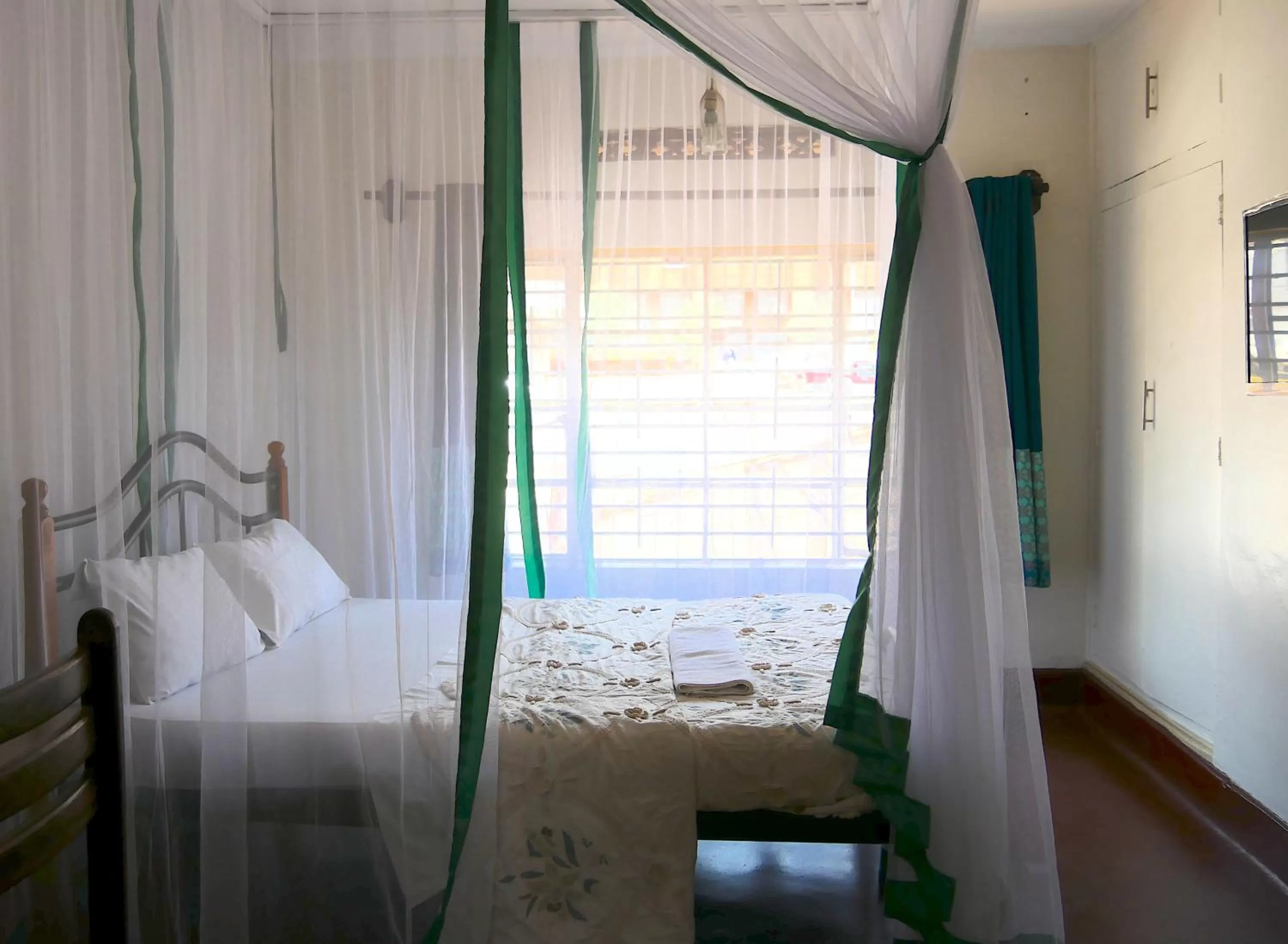 Bed in Hotel Acacia City