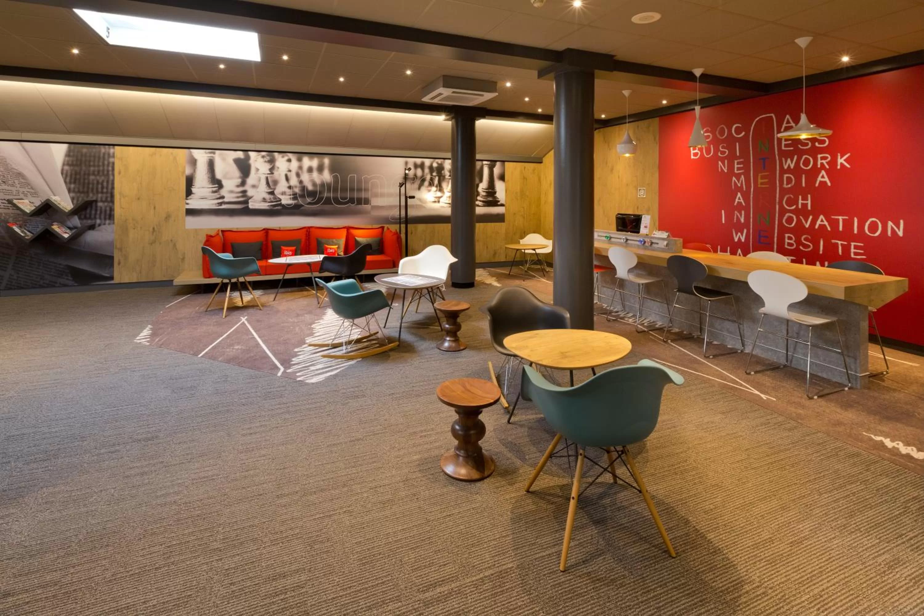 Lounge or bar in ibis Saint Dizier