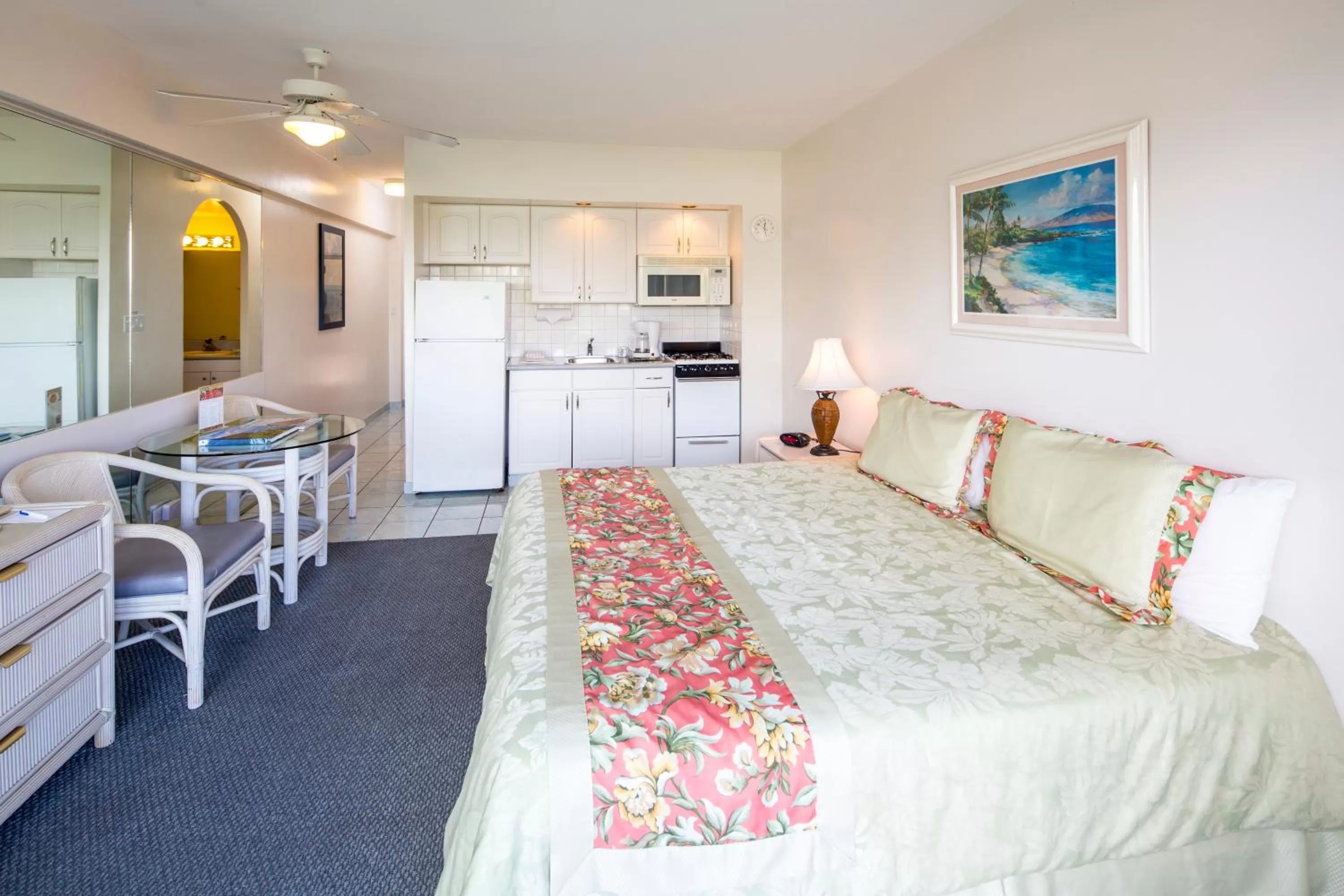 Bedroom, Bed in Castle Waikīkī Shore