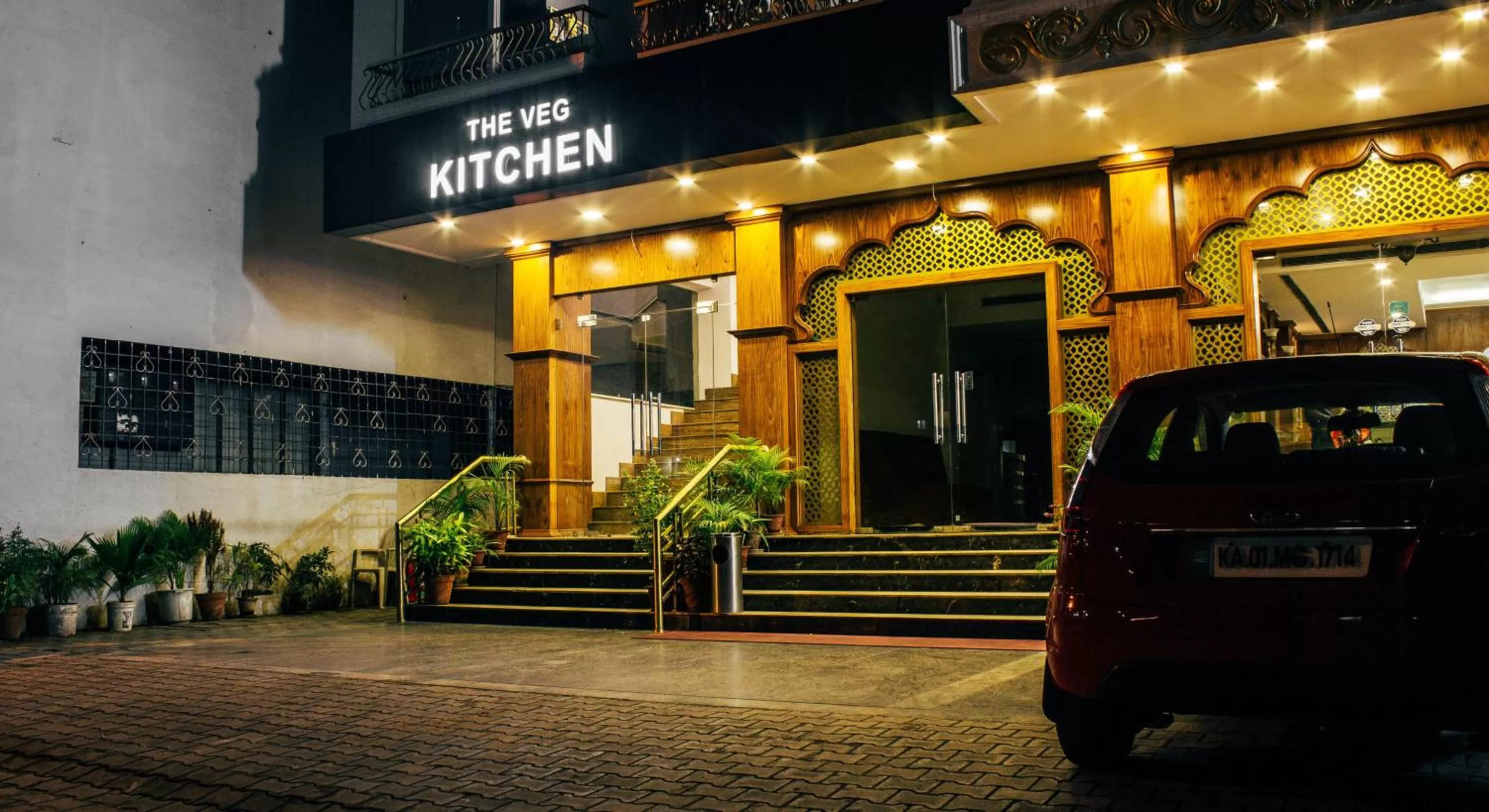 Restaurant/places to eat in Ambaari hotel