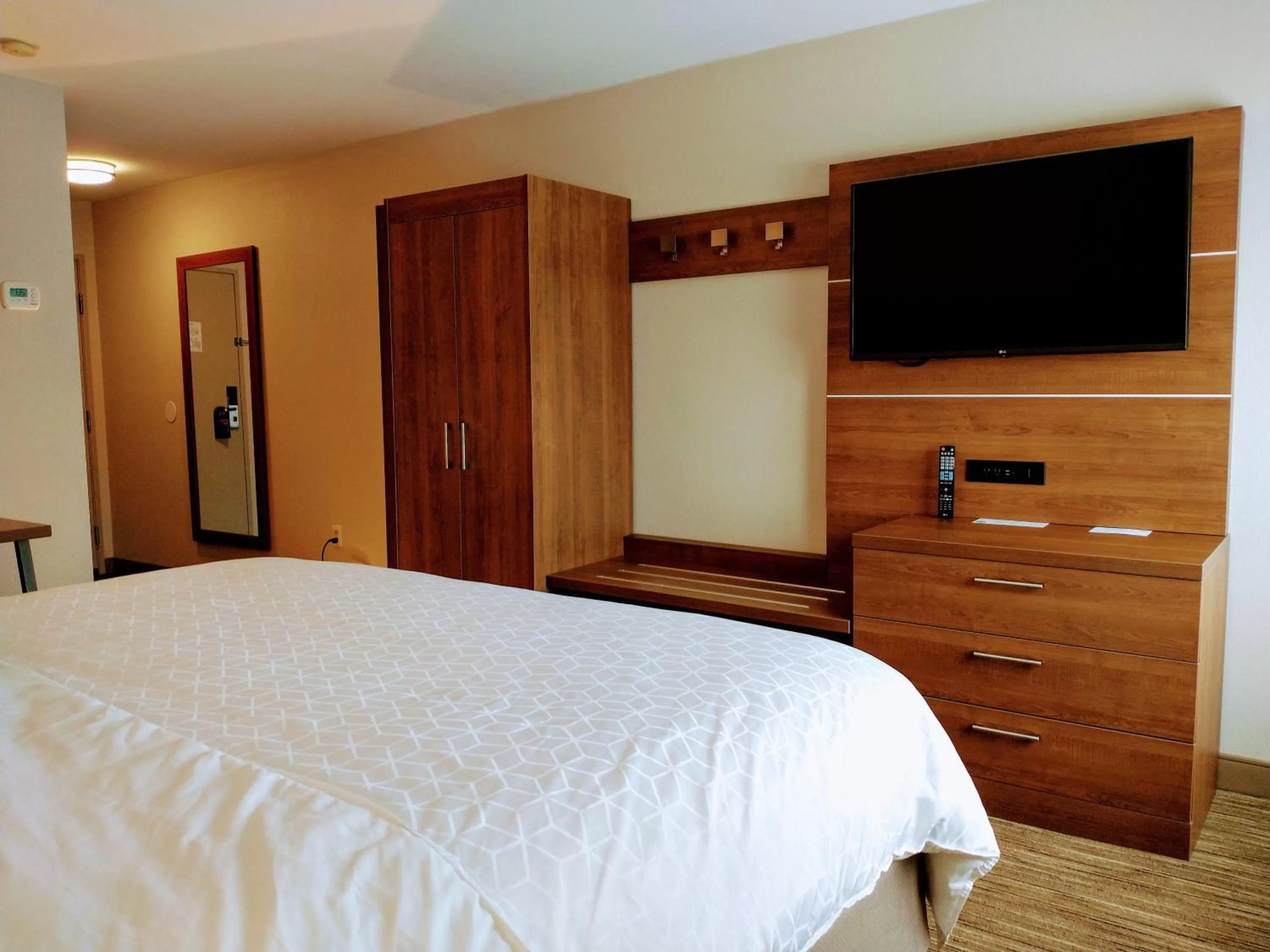 Photo of the whole room, Bed in Holiday Inn Express Hotel & Suites Madison by IHG