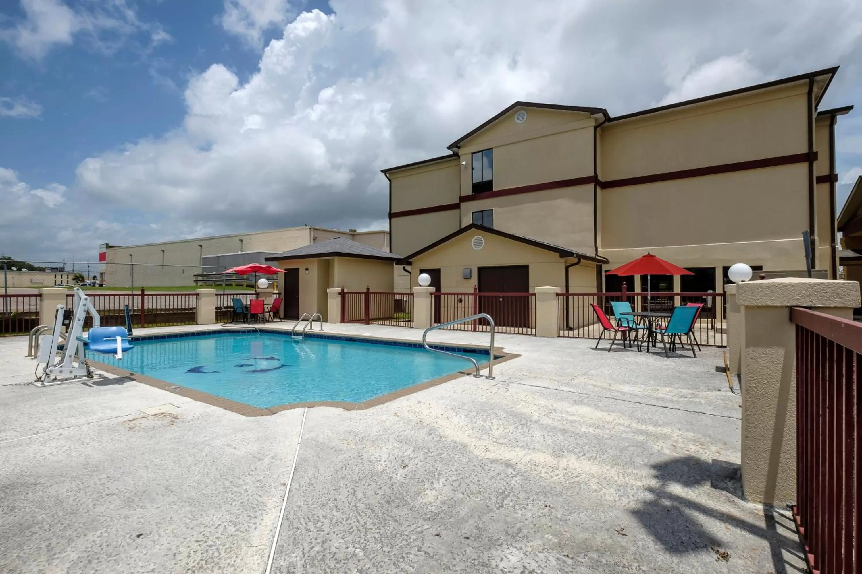 Swimming pool in Red Roof Inn & Suites Mobile SW - I-10