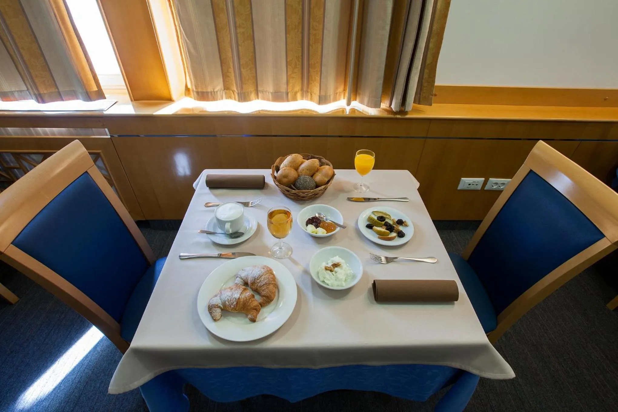 Restaurant/places to eat in Hotel Jezero