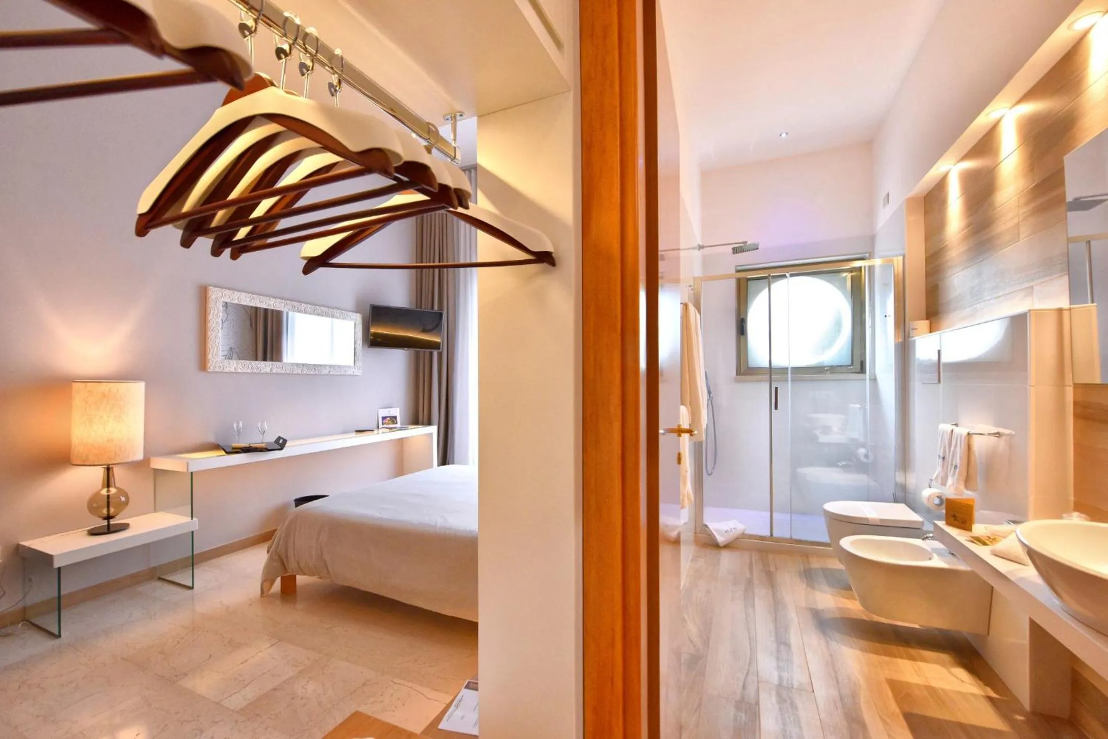 Shower, Bed in Hotel d'Altavilla