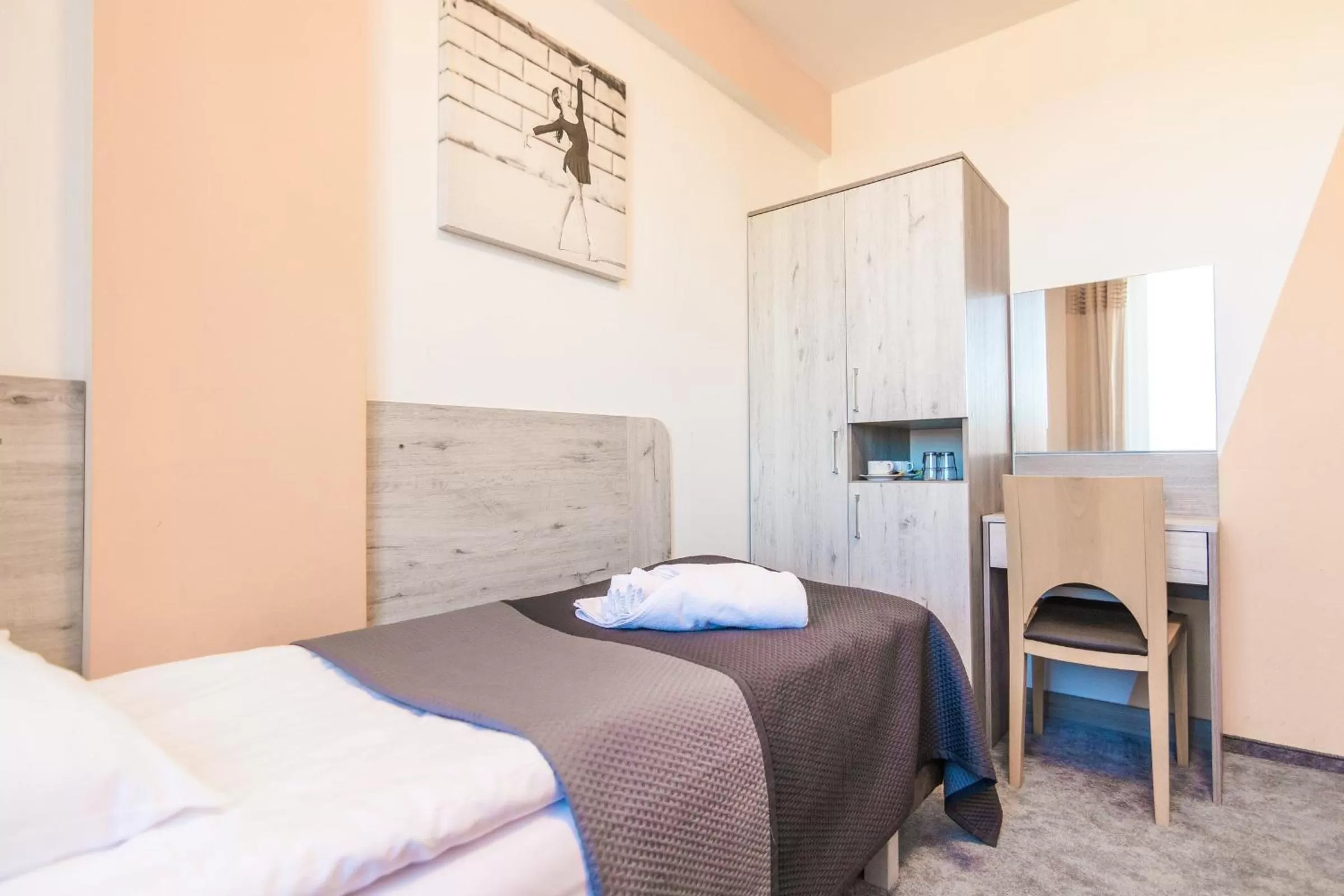 Photo of the whole room, Bed in Resident Rene