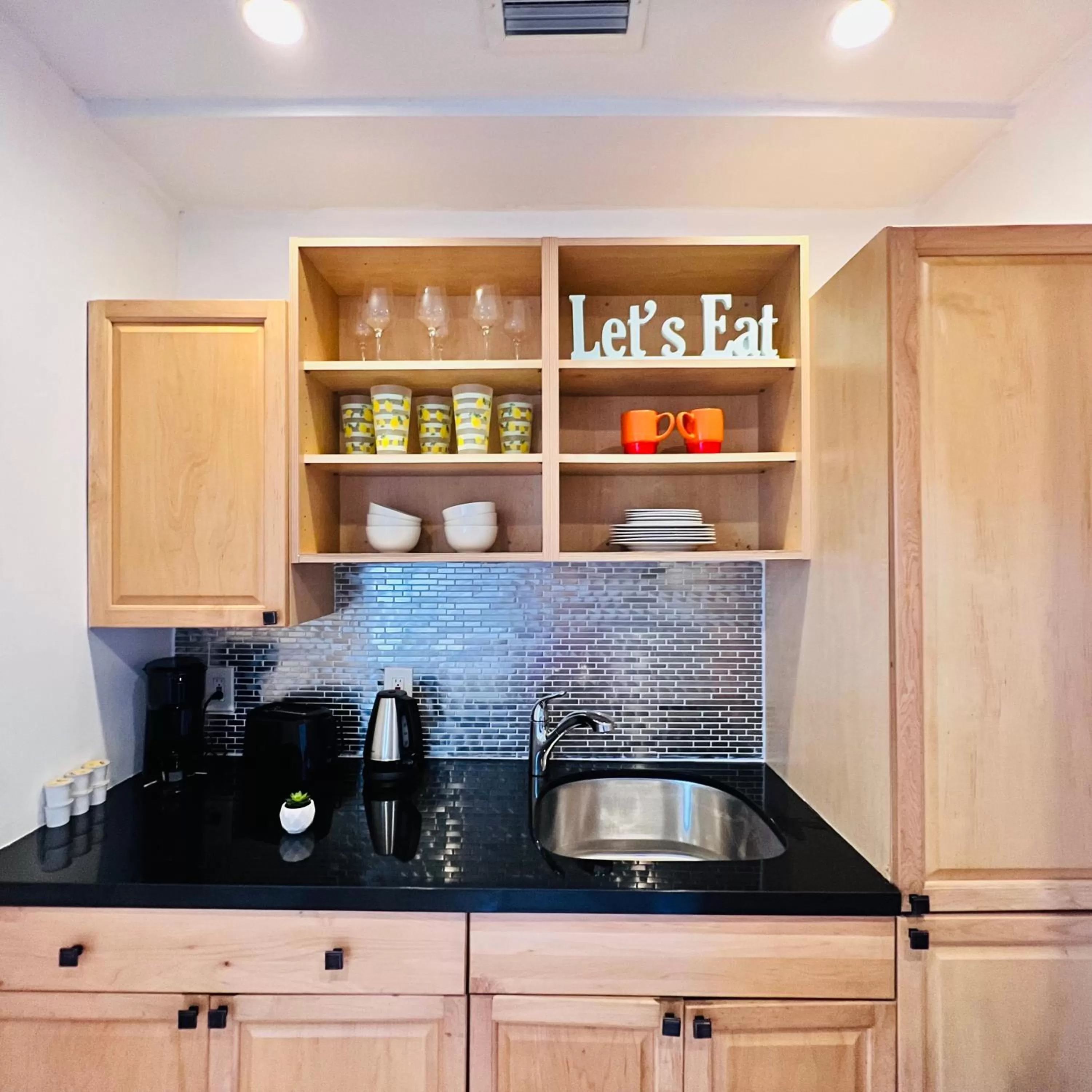 Coffee/tea facilities in CocoBay 2BR Condos Near Beach, Galleria Mall, Wilton Manors, Cruise Port