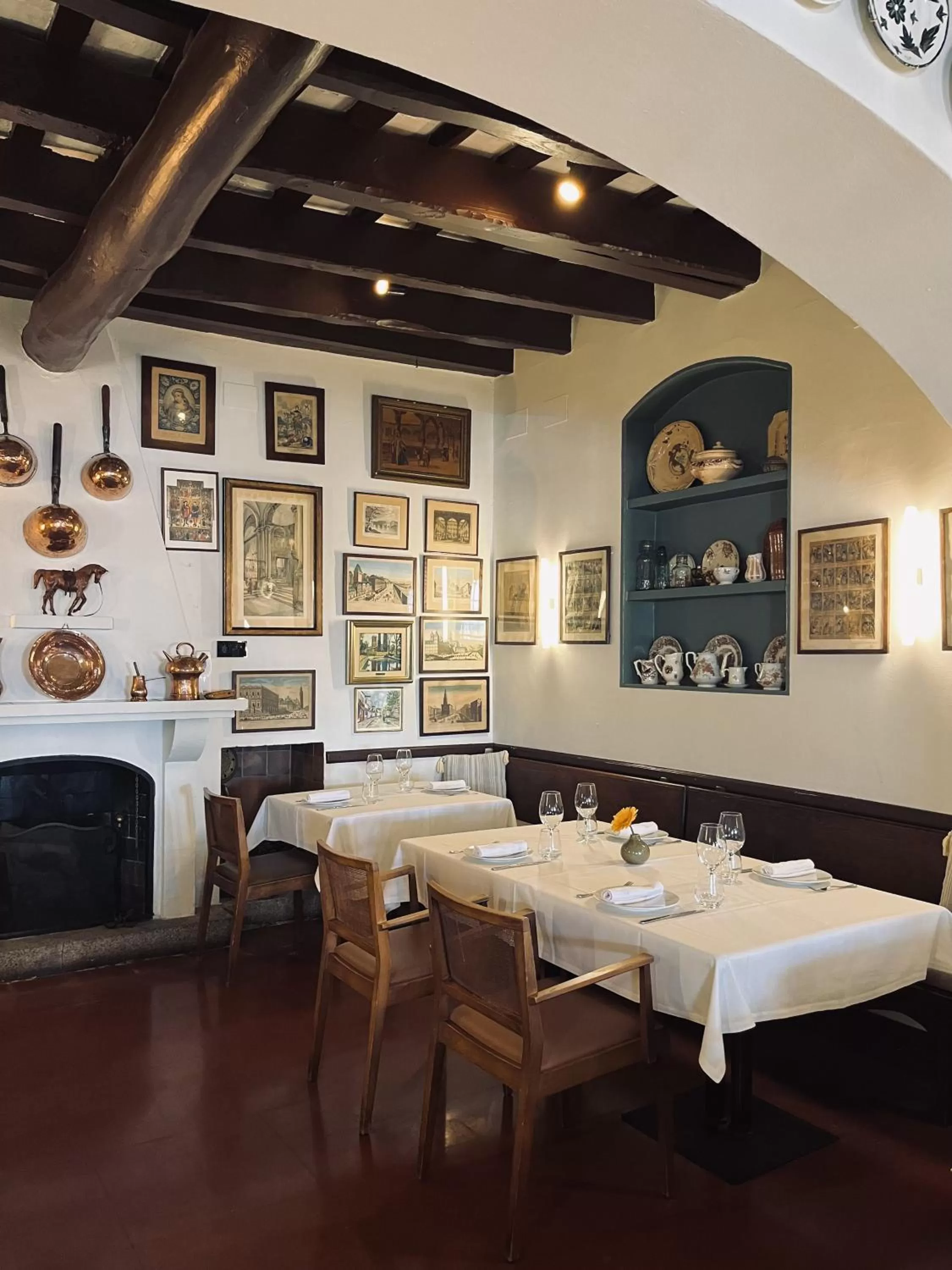 Restaurant/places to eat in Hostal de la Plaça - Hotel Boutique