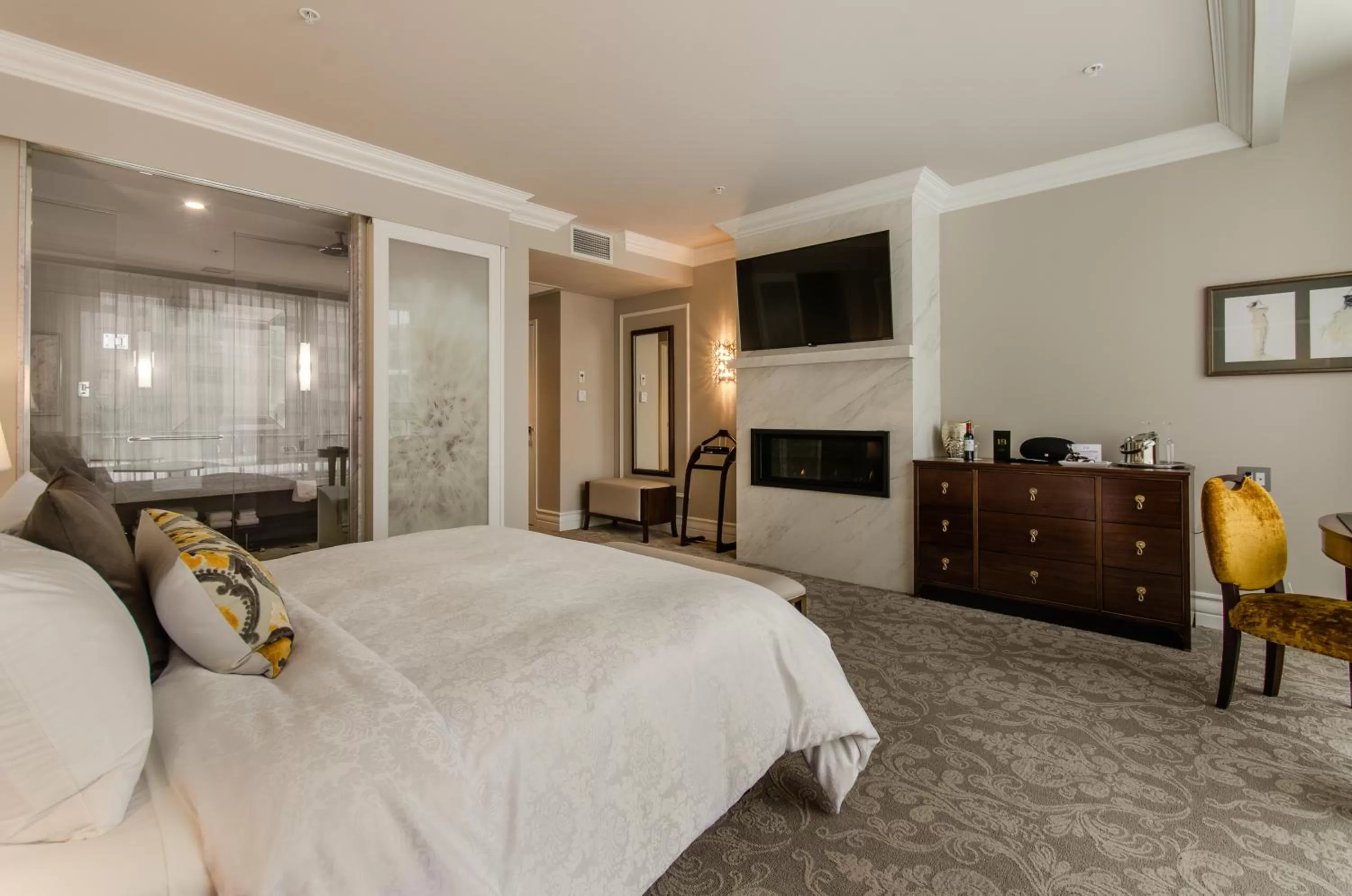 Photo of the whole room, Bed in Hôtel Birks Montréal