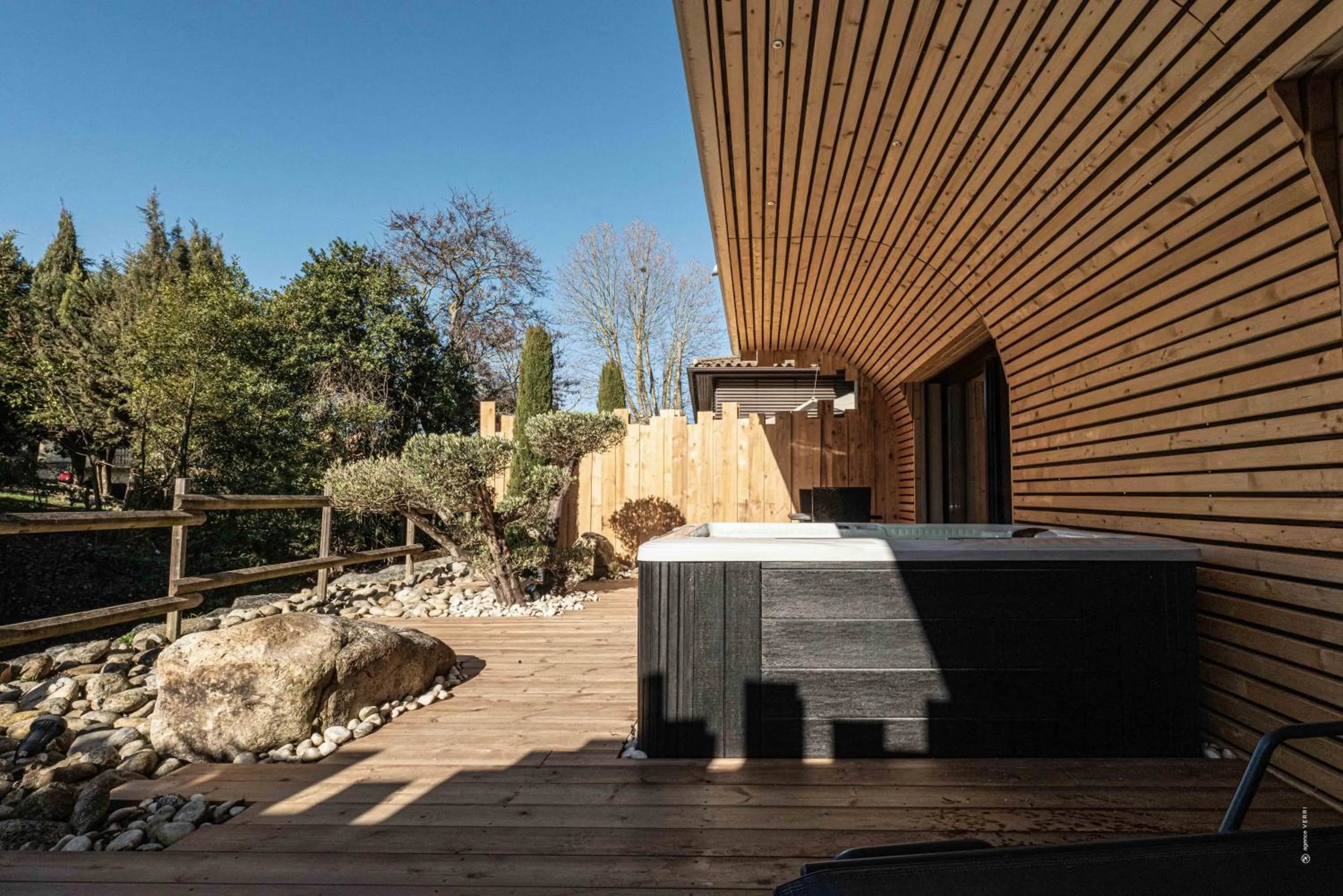 Patio in Hôtel Le Parc - La Table de Franck Putelat