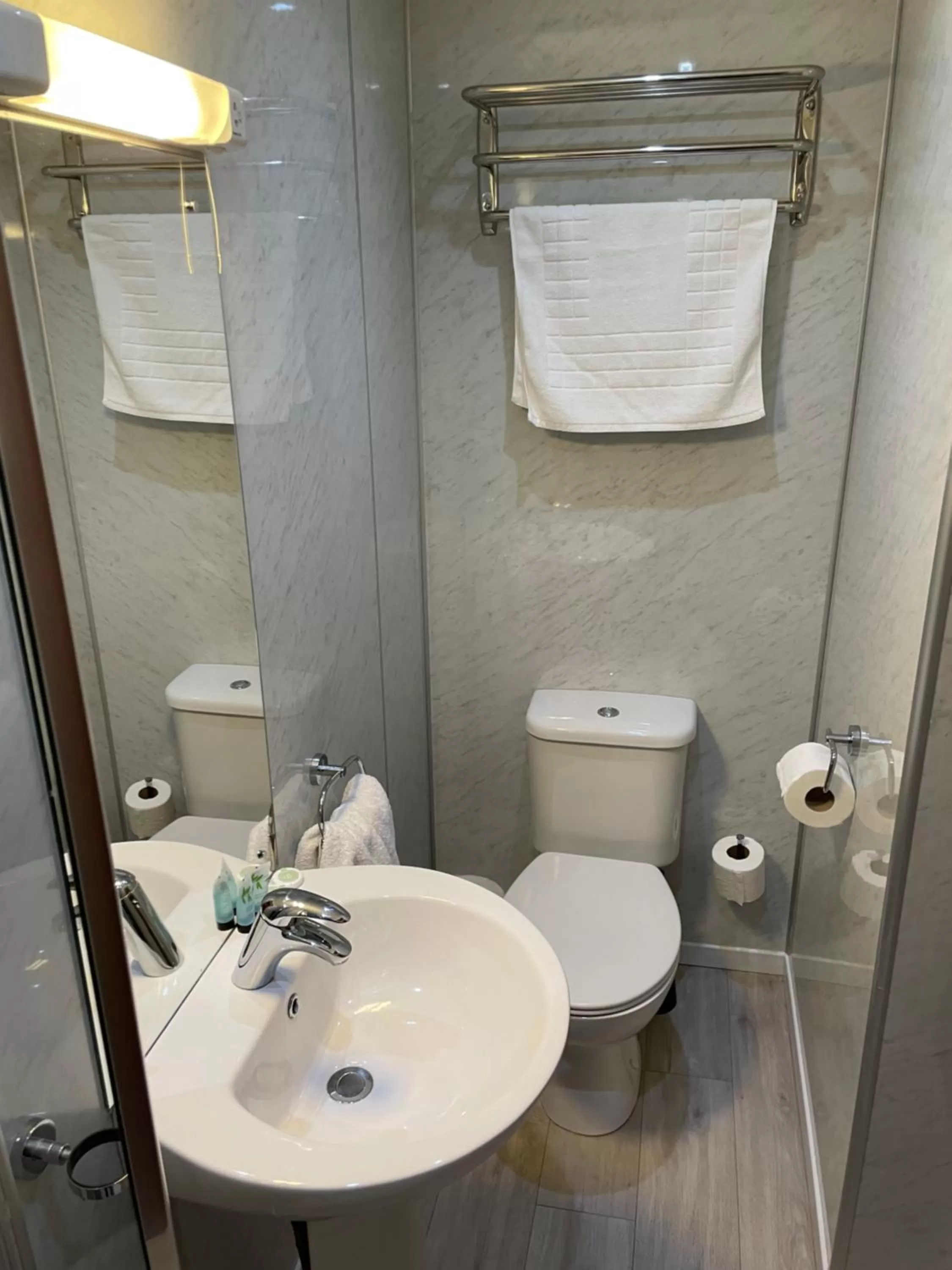 Toilet in The George Hotel