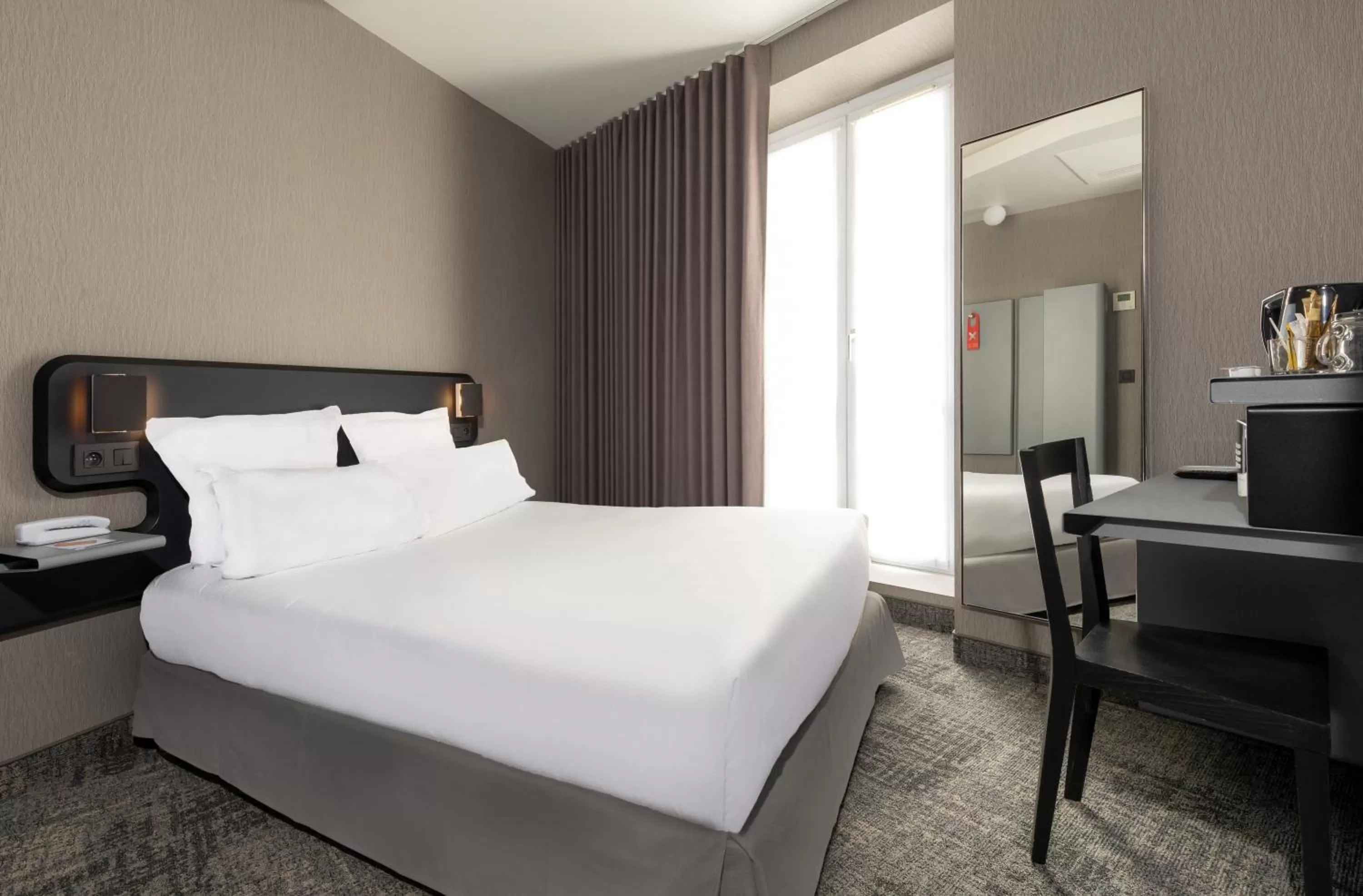 Property building, Bed in Libertel Montmartre Opéra