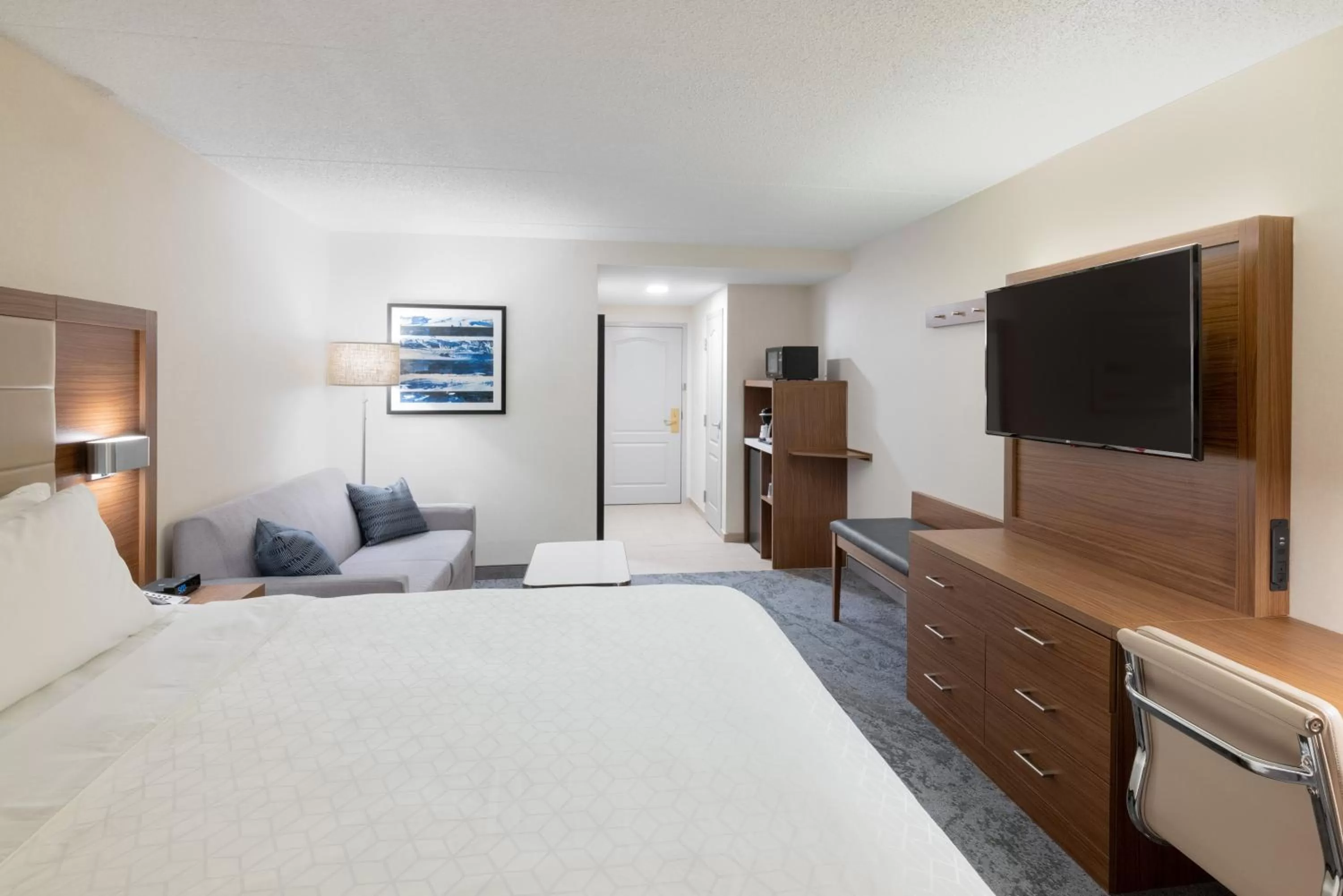 Photo of the whole room, Bed in Holiday Inn Express & Suites Boston - Cambridge by IHG