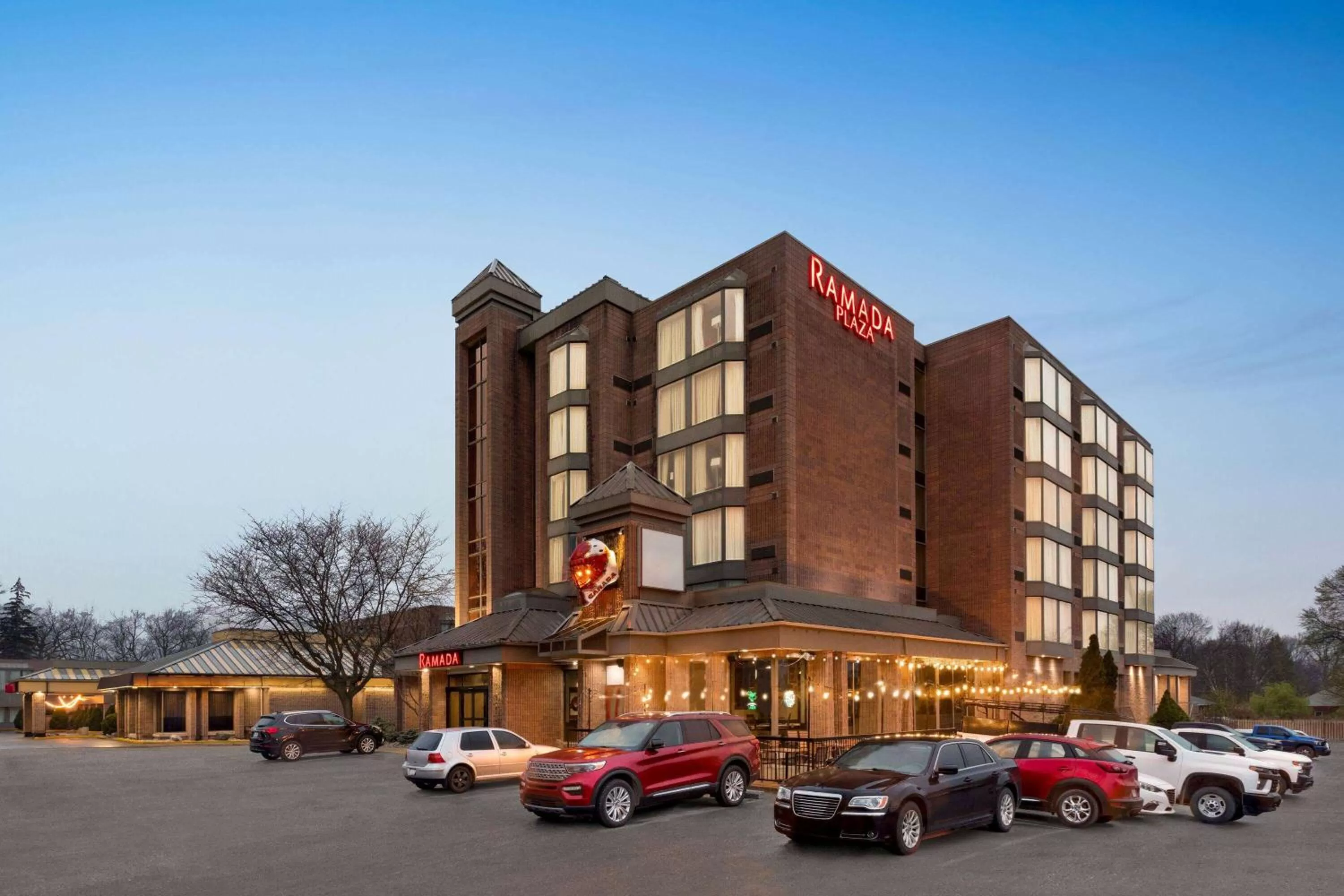 Property building in Ramada Plaza by Wyndham Niagara Falls
