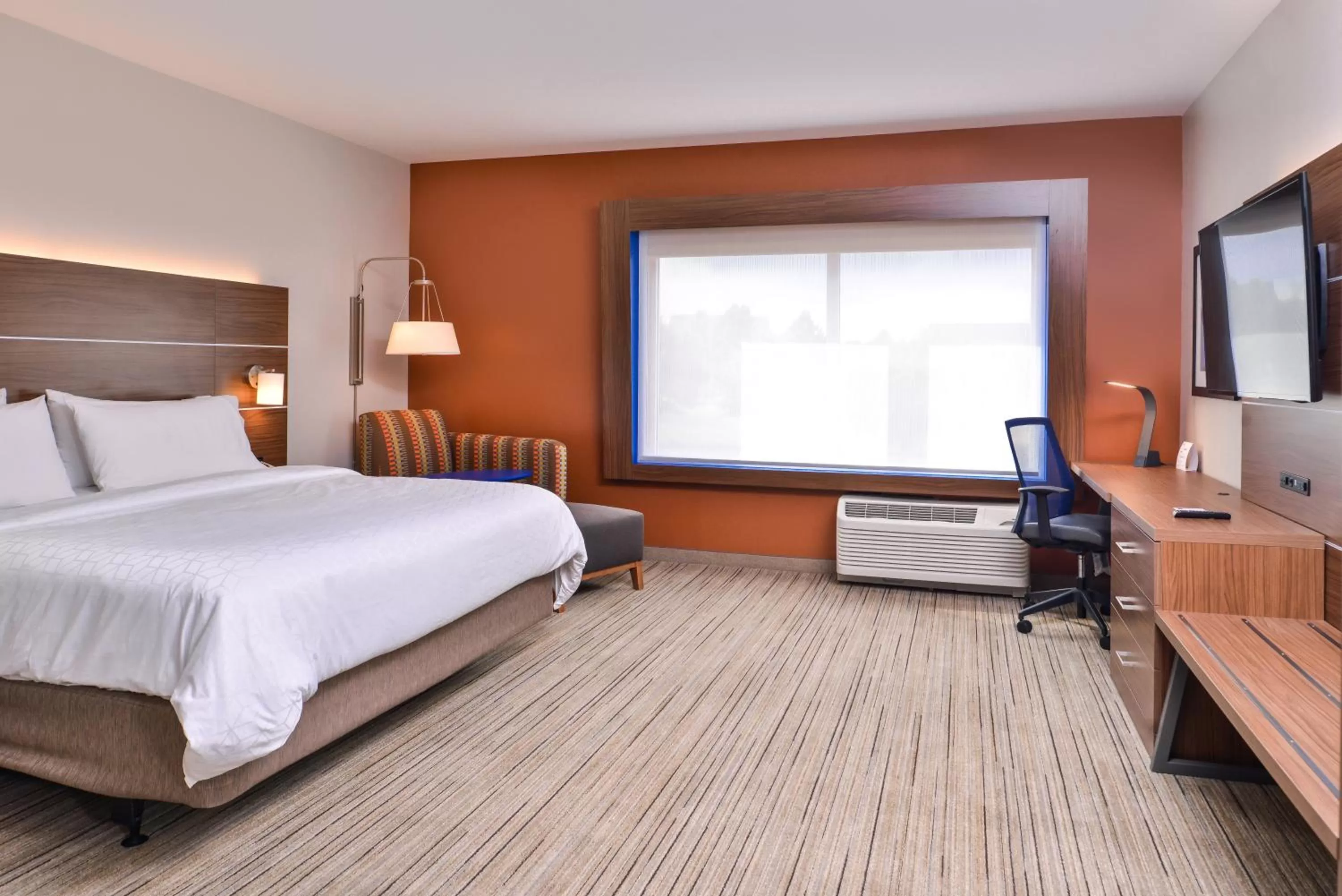 Photo of the whole room, Bed in Holiday Inn Express & Suites Farmville by IHG