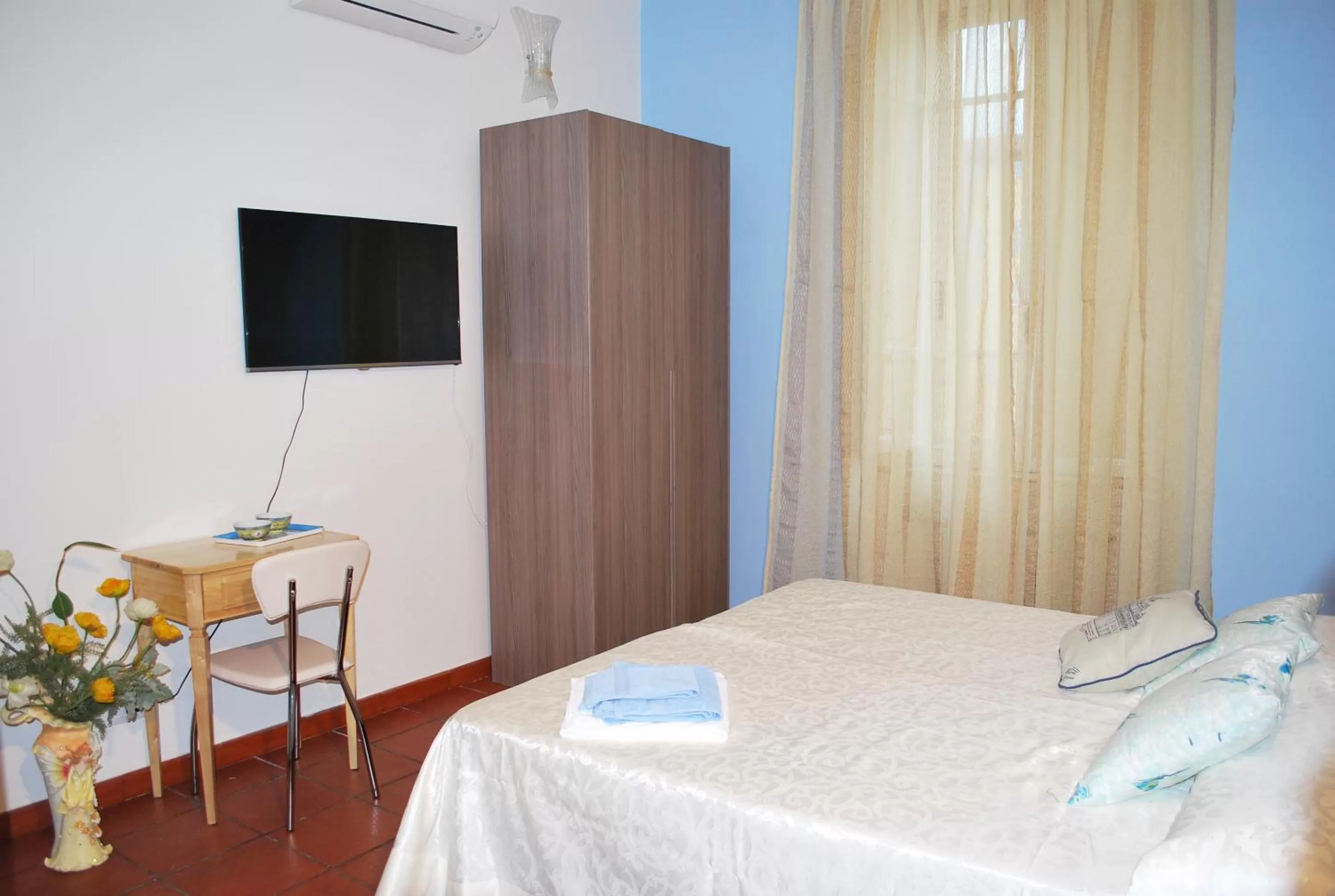 Photo of the whole room, Bed in San Peter's Corner